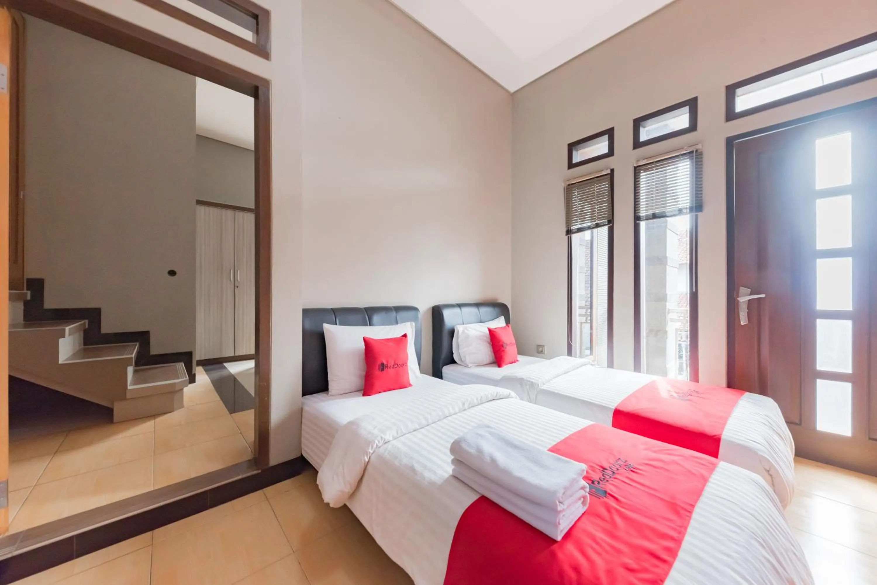 Bedroom, Bed in RedDoorz Syariah near Politeknik Negeri Bandung Campus