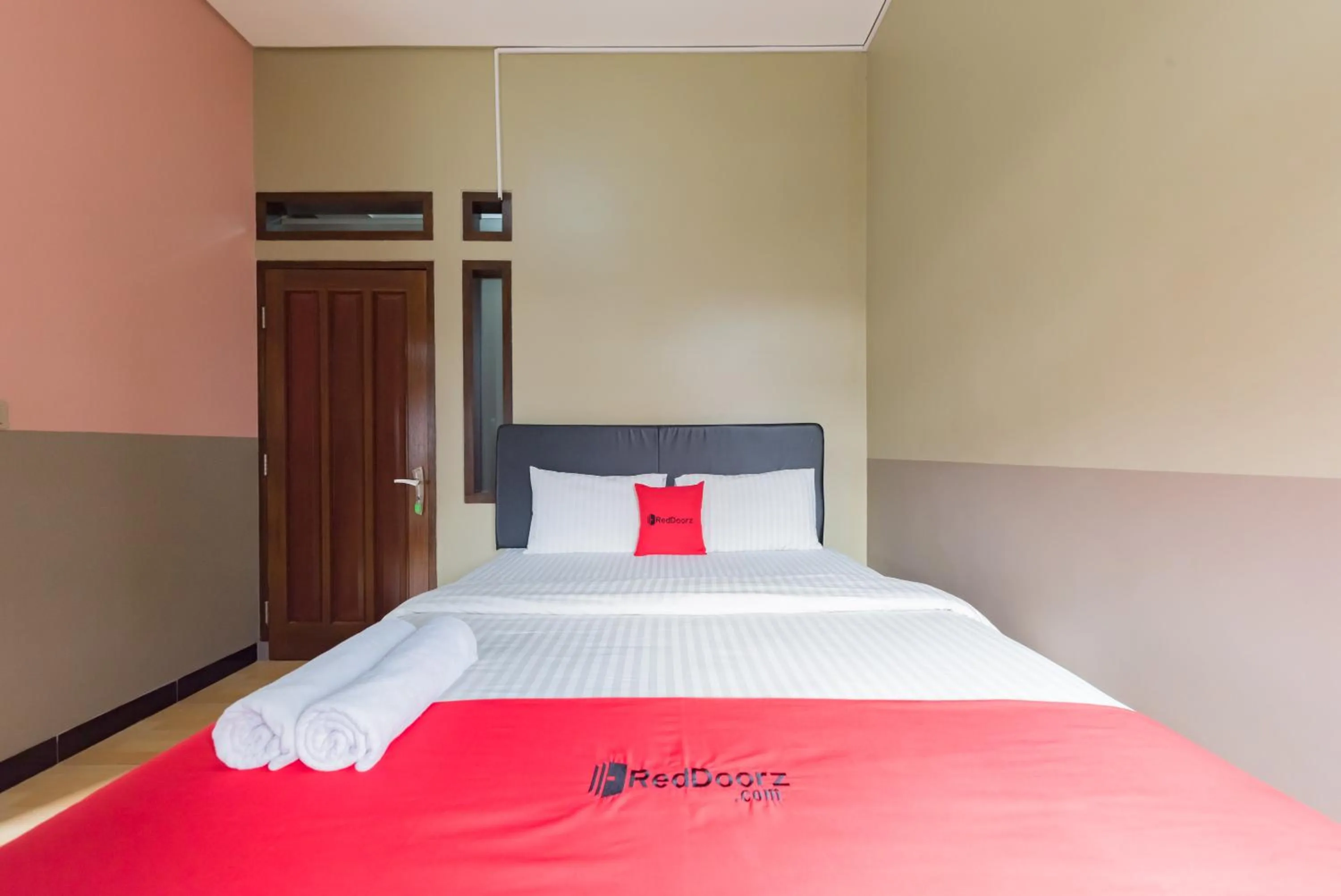 Bedroom, Bed in RedDoorz Syariah near Politeknik Negeri Bandung Campus