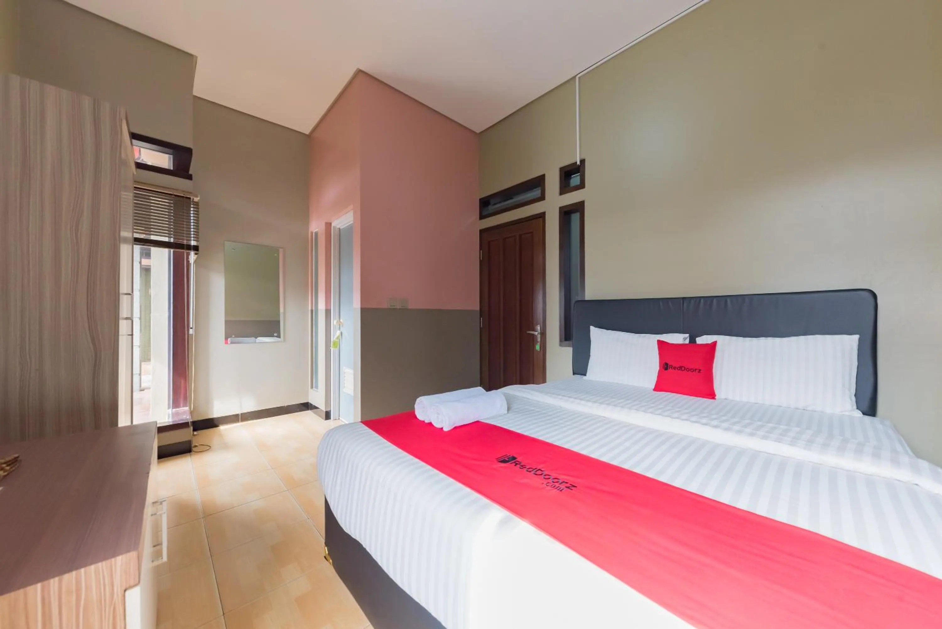 Bedroom, Bed in RedDoorz Syariah near Politeknik Negeri Bandung Campus