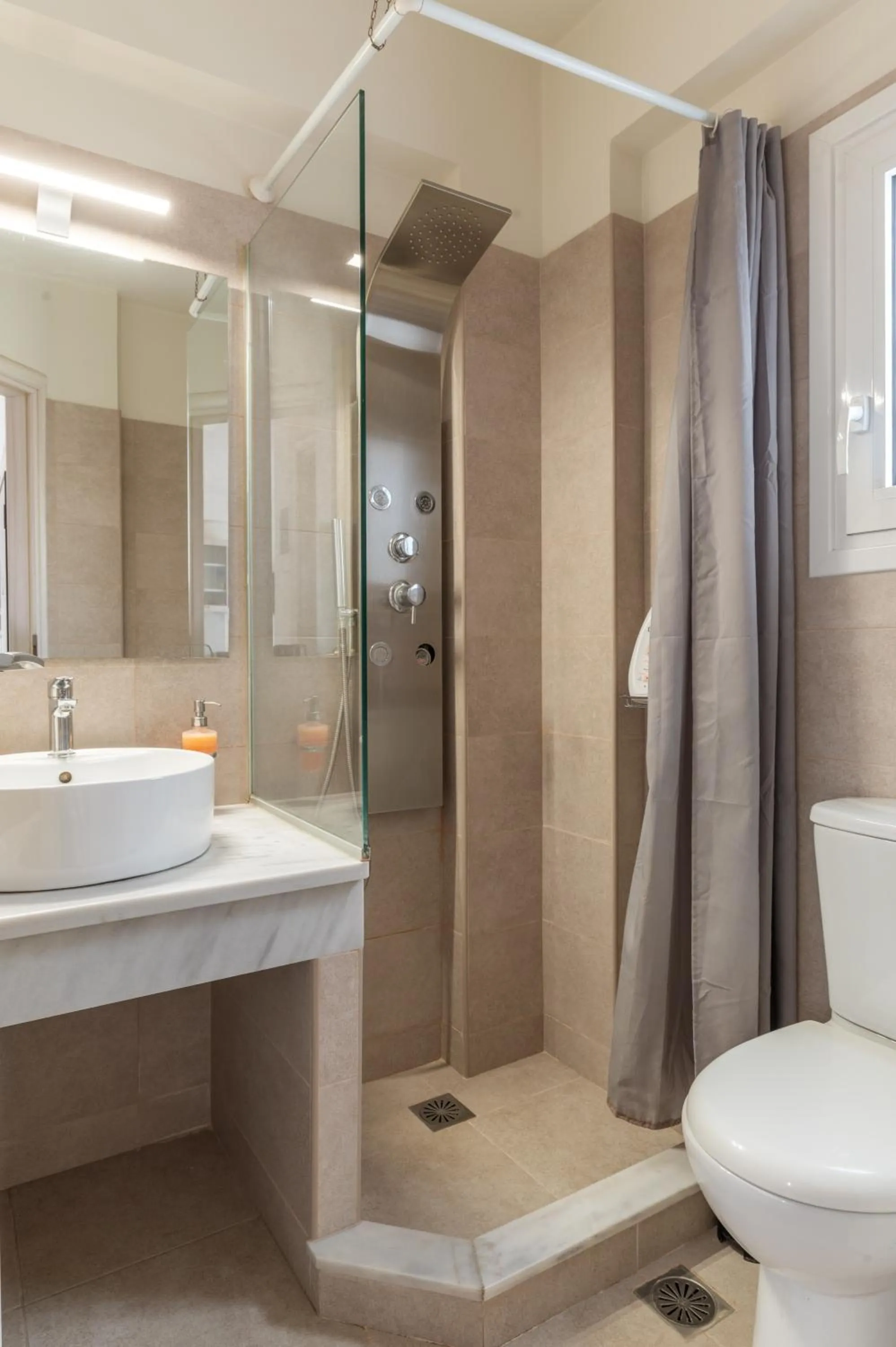 Shower in Elvita Apartments 3