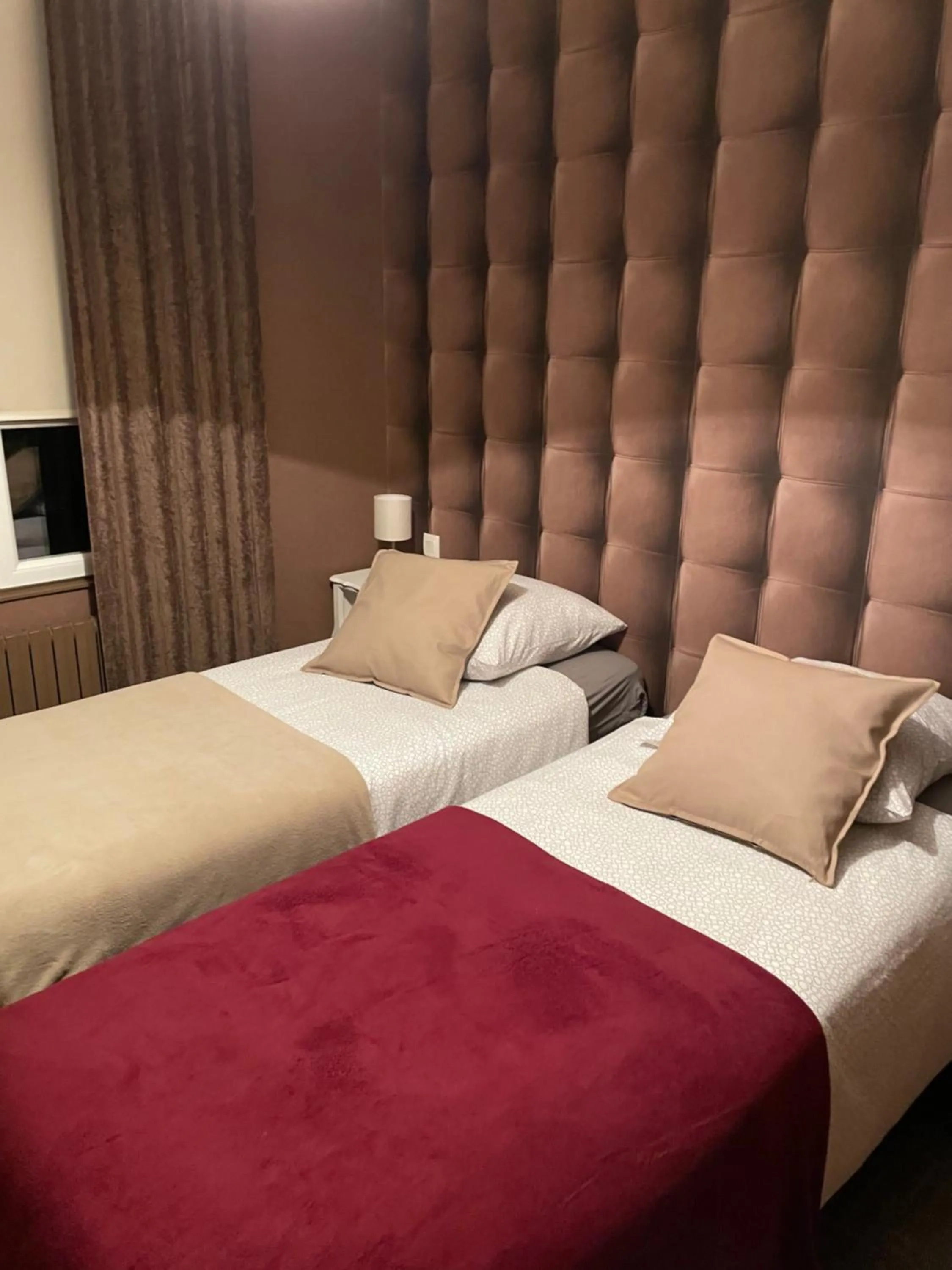 Bed in Les 3 rois by YY