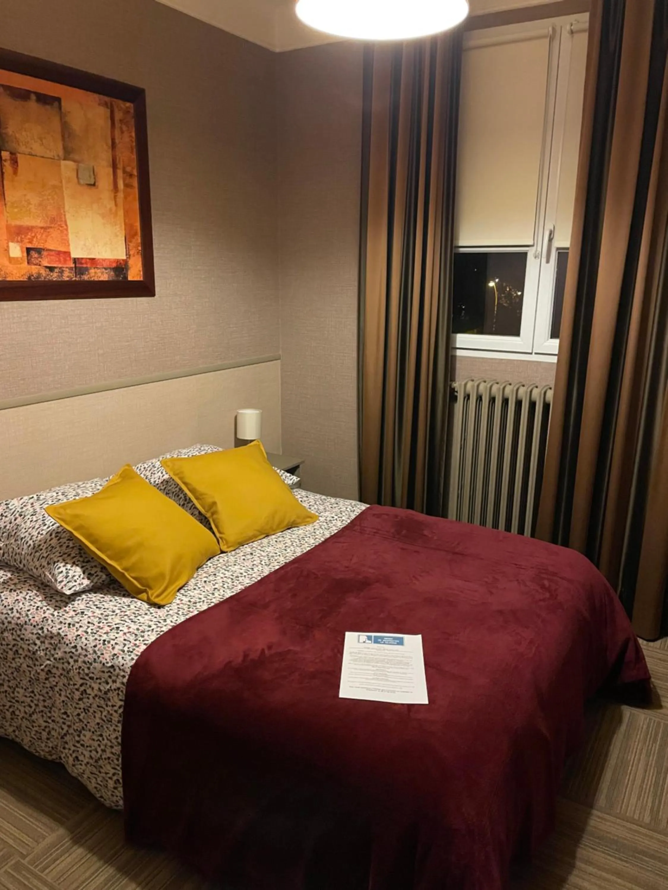 Bed in Les 3 rois by YY