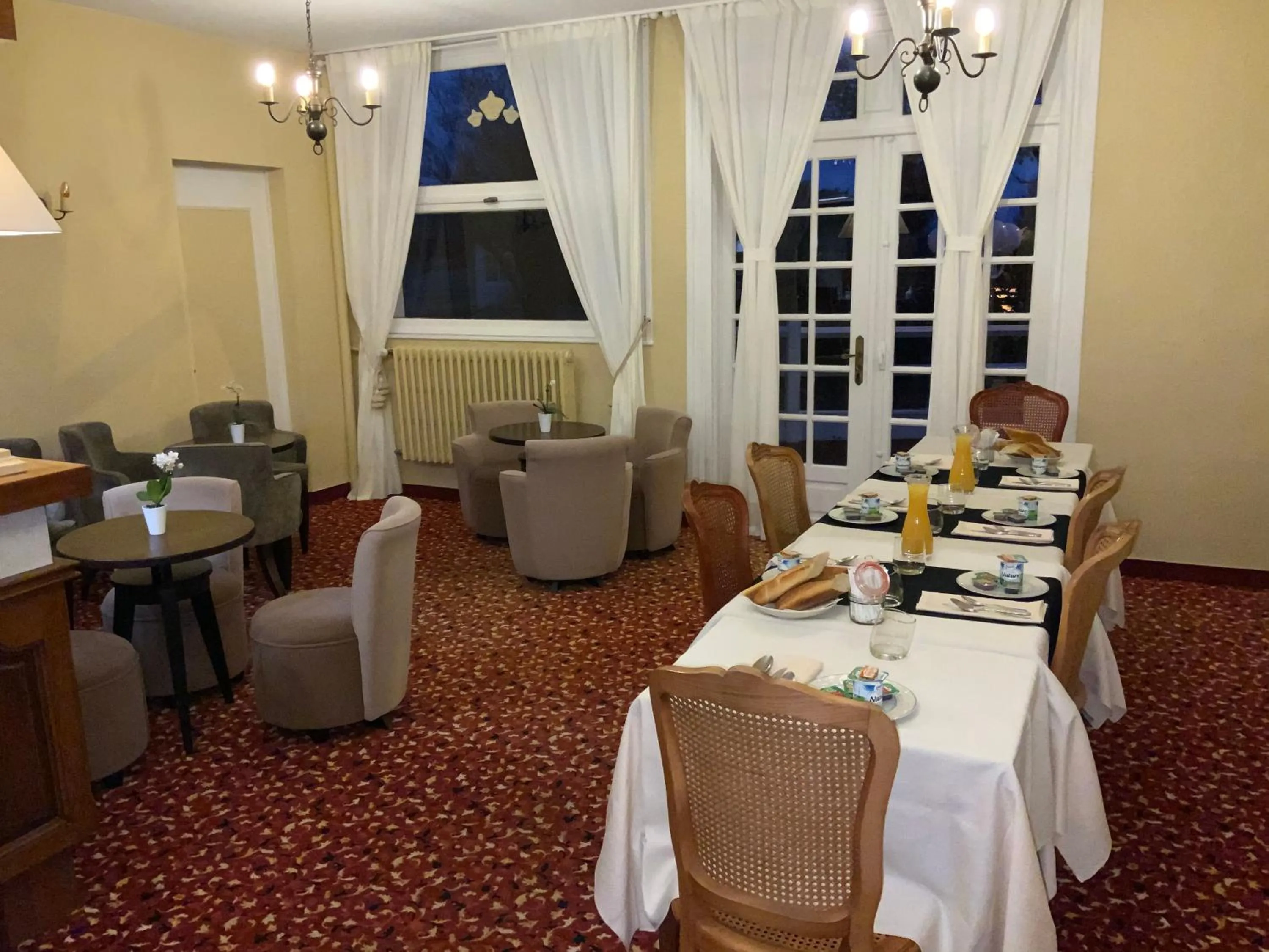 Breakfast in Les 3 rois by YY