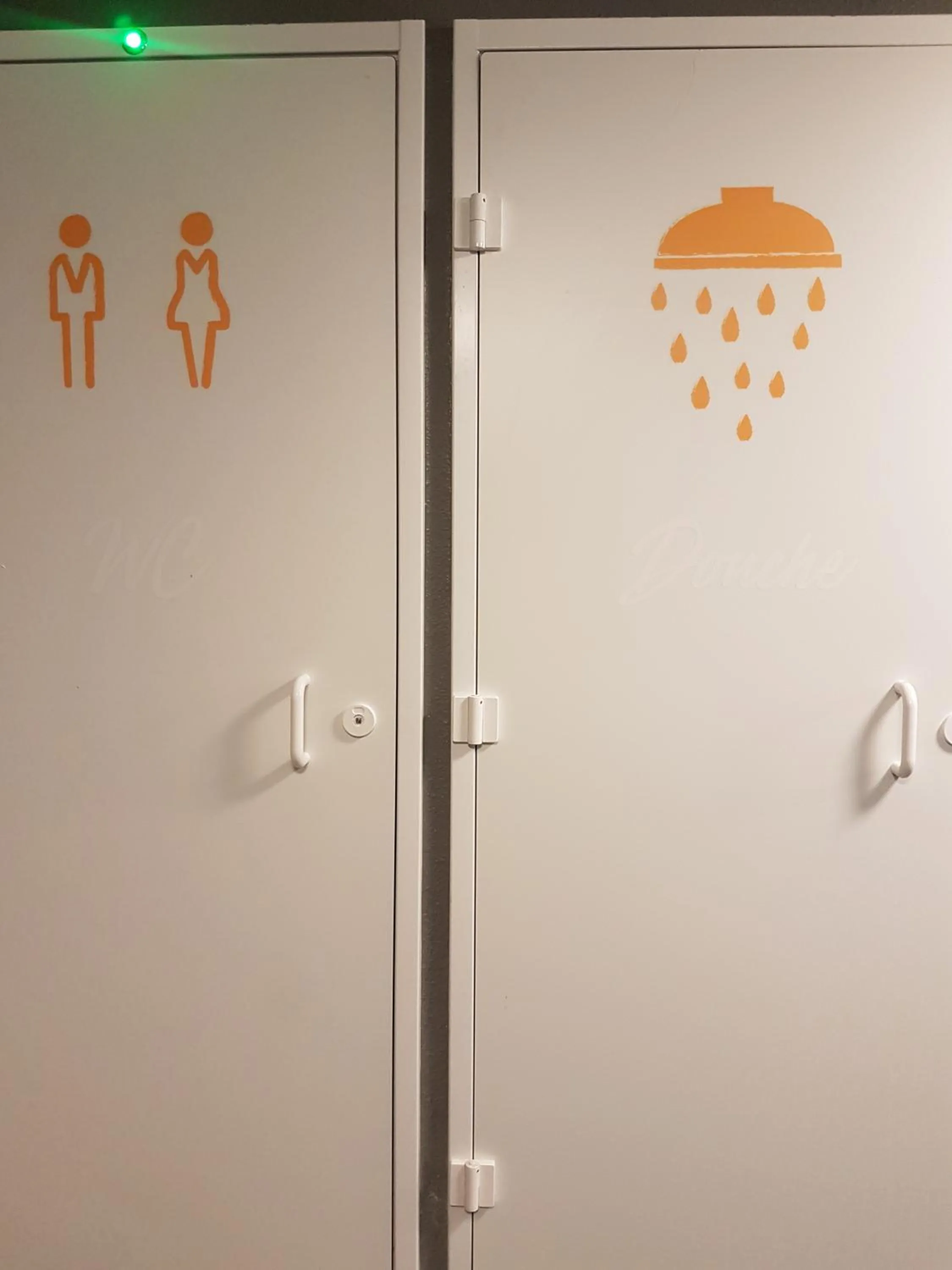 Shower in hotelF1 Lyon Saint Priest