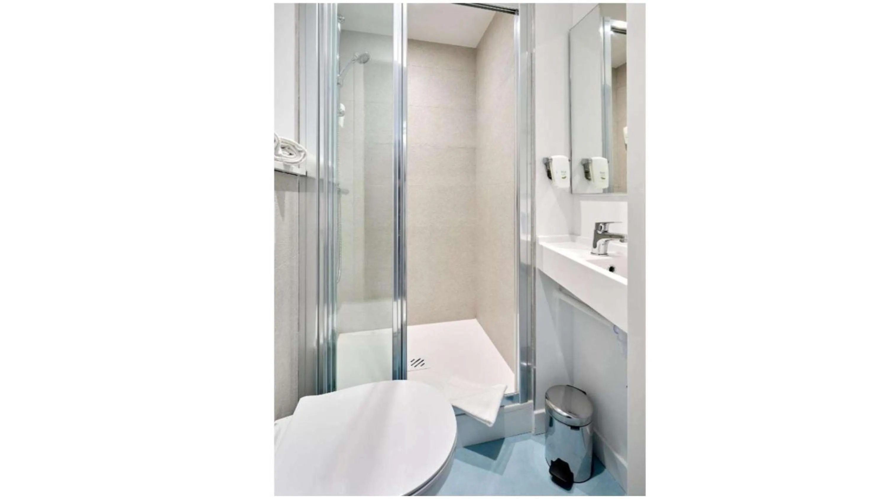 Bathroom in Kyriad ECO - Dijon Sud Chenove