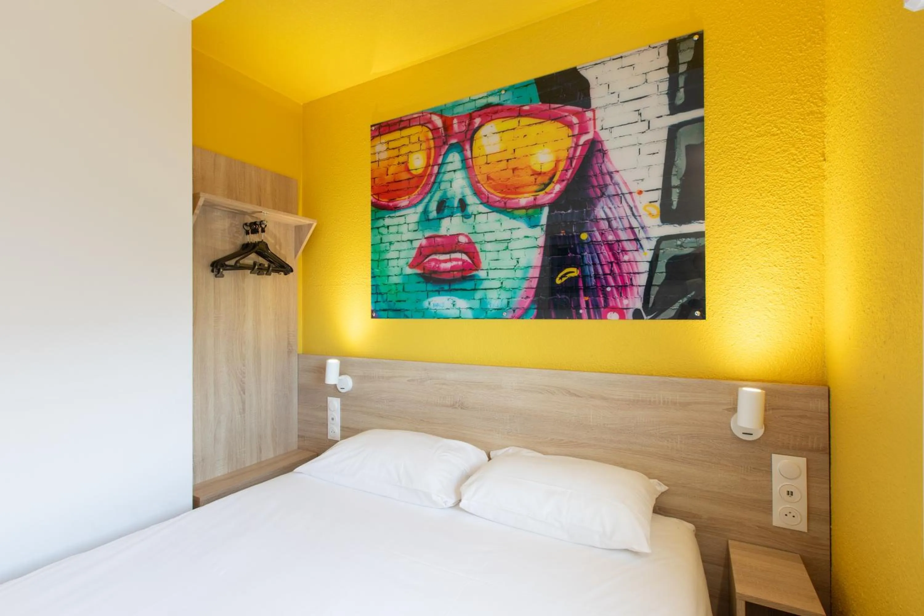 Decorative detail, Bed in Kyriad ECO - Dijon Sud Chenove