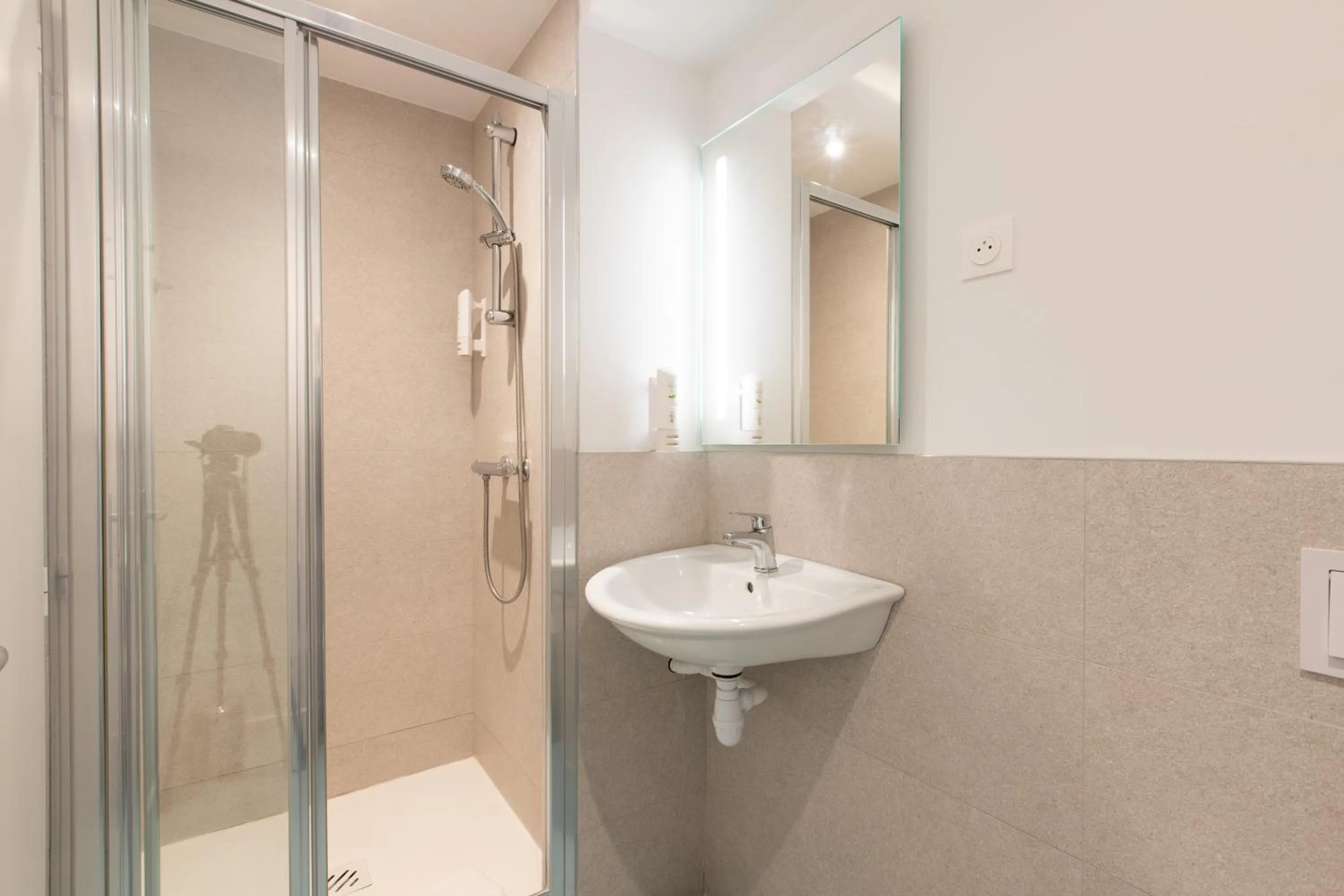 Shower in Kyriad ECO - Dijon Sud Chenove