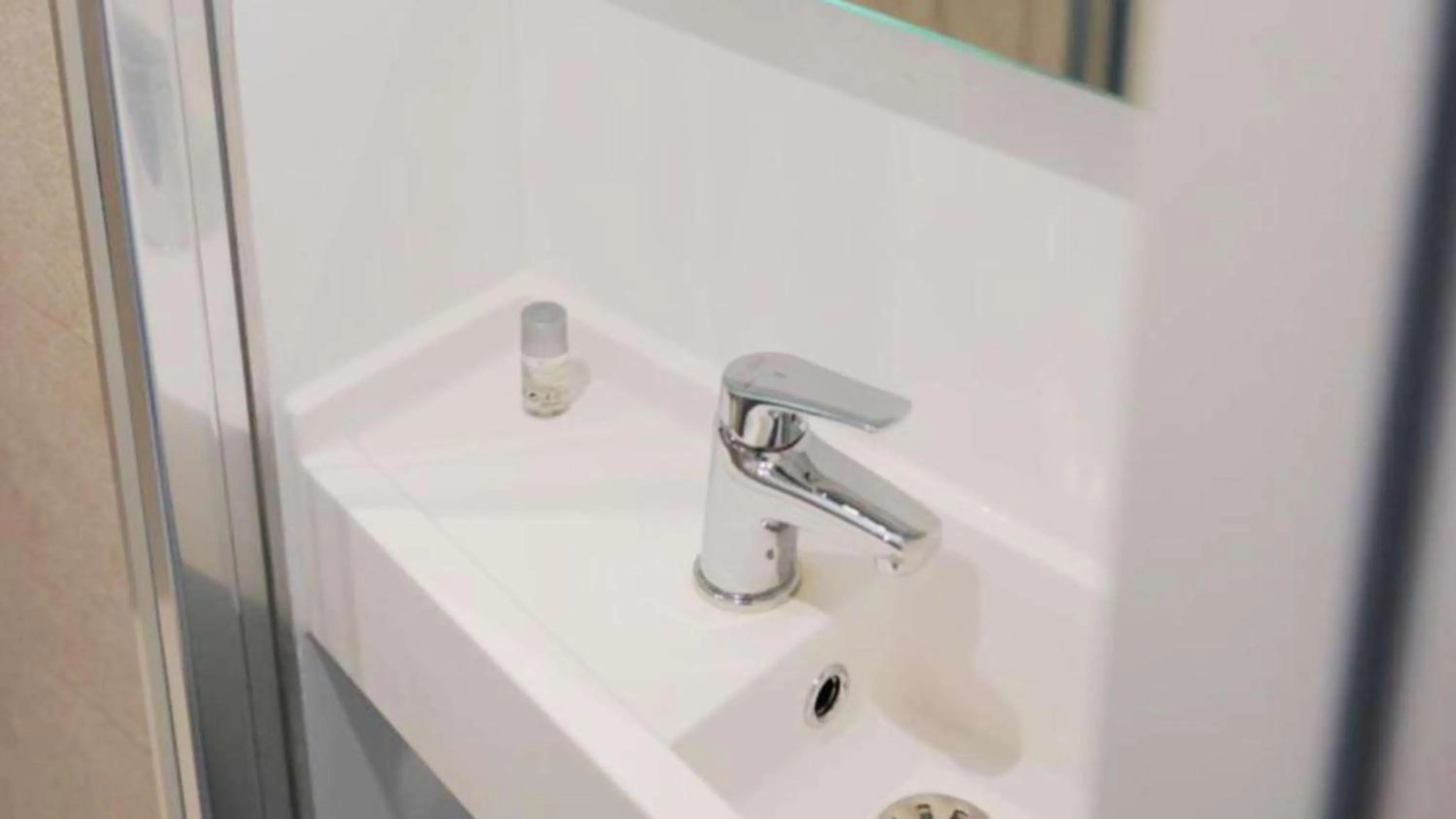 Bathroom in Kyriad ECO - Dijon Sud Chenove