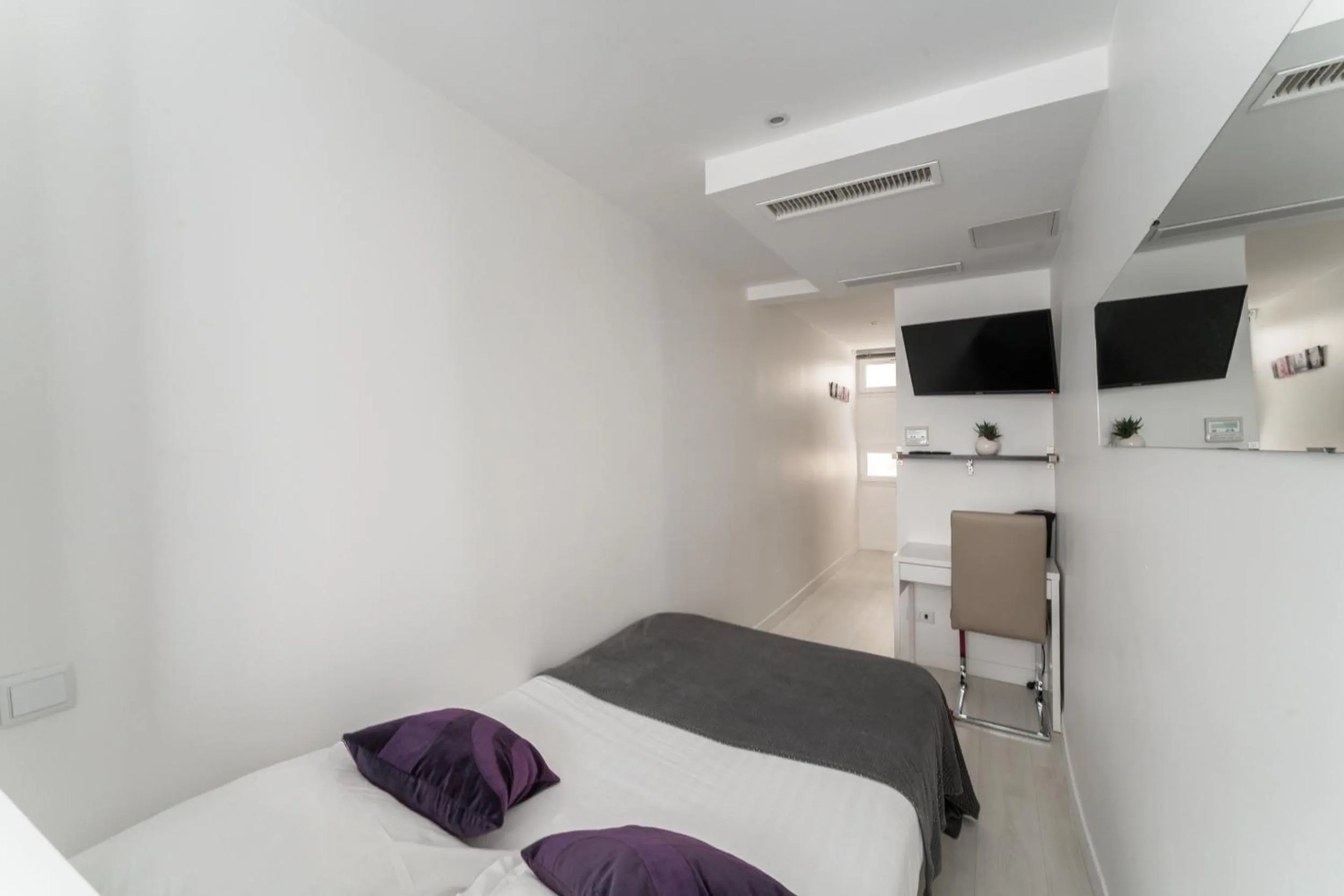 Bed in L'Oasis Montparnasse