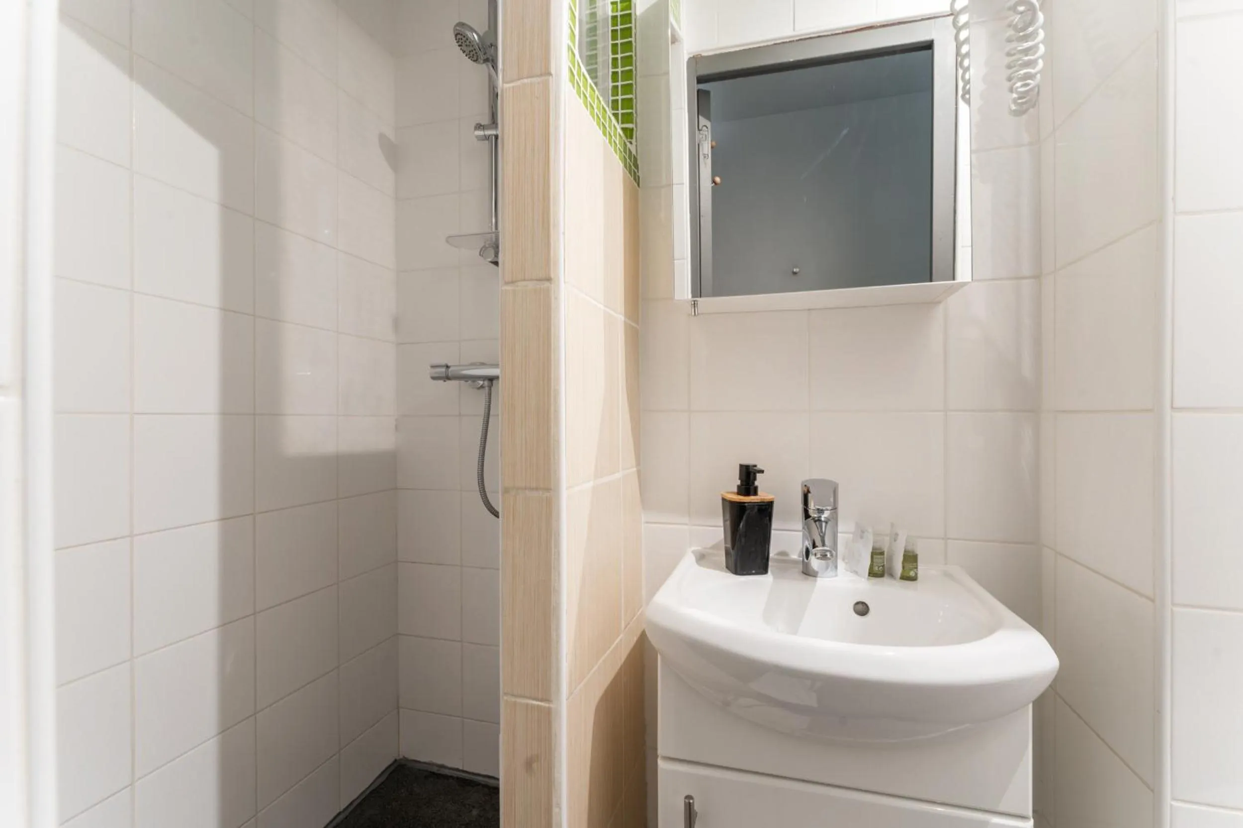 Shower in L'Oasis Montparnasse