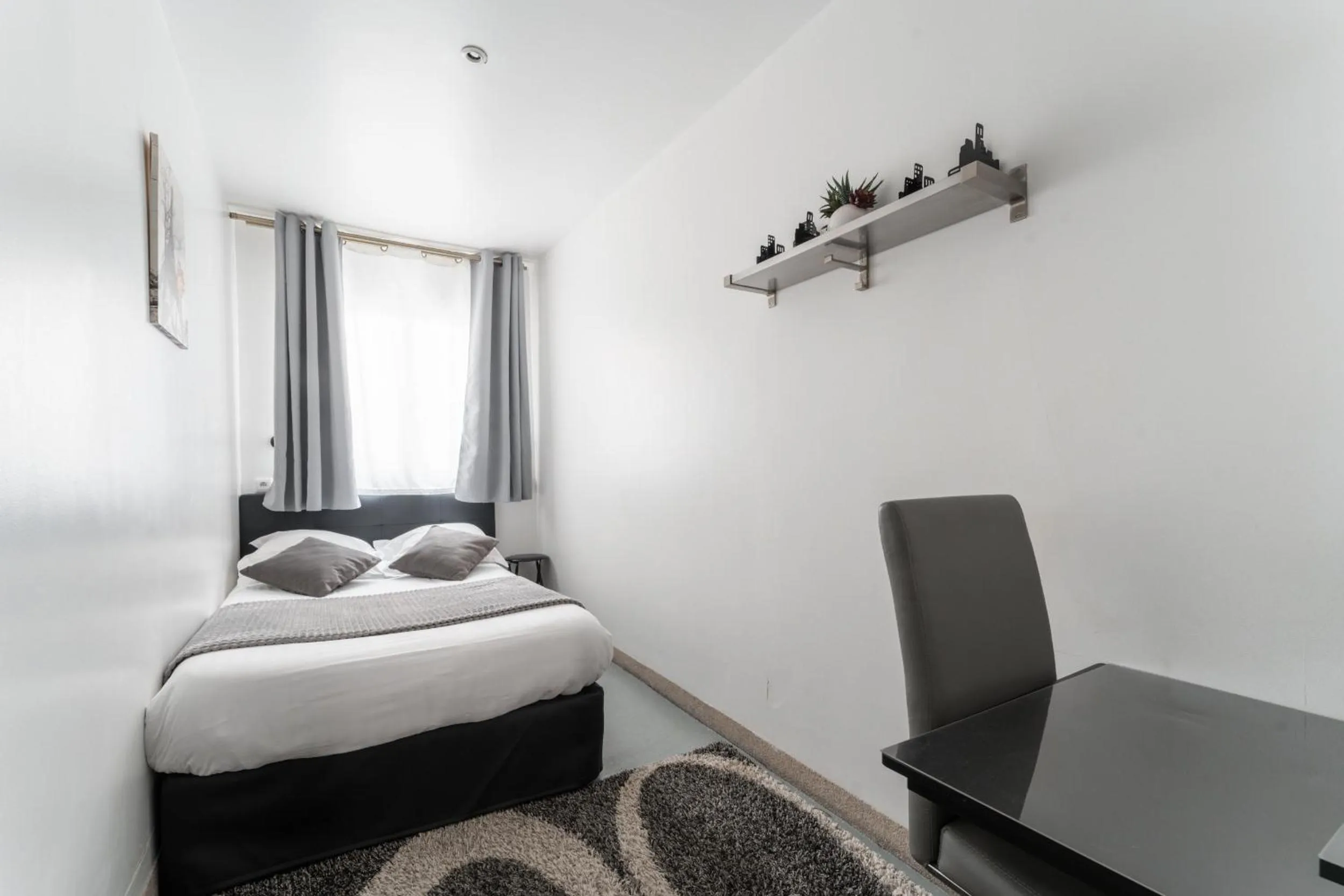 Bed in L'Oasis Montparnasse