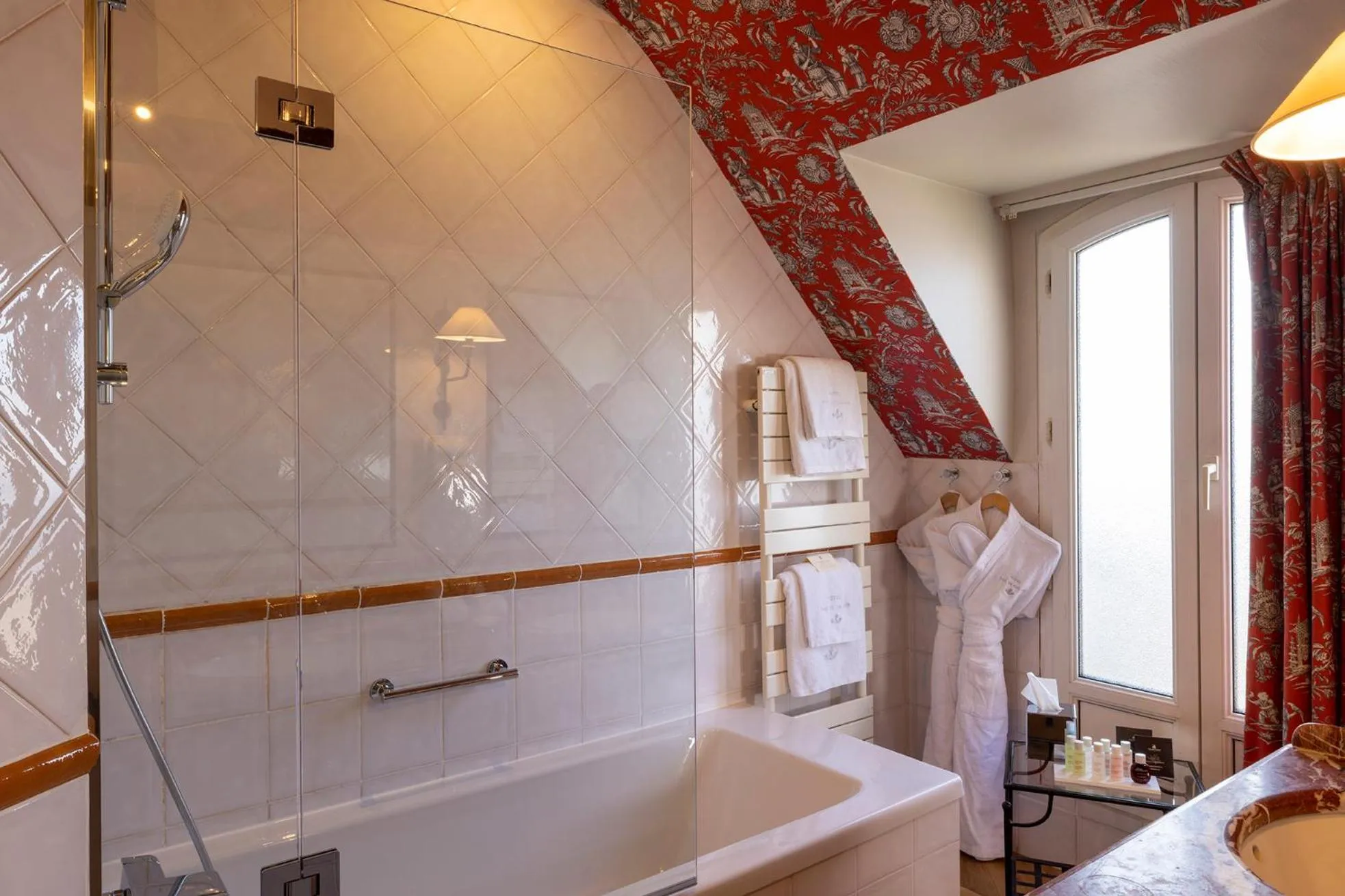 Bathroom, Bed in Hotel Pas De Calais