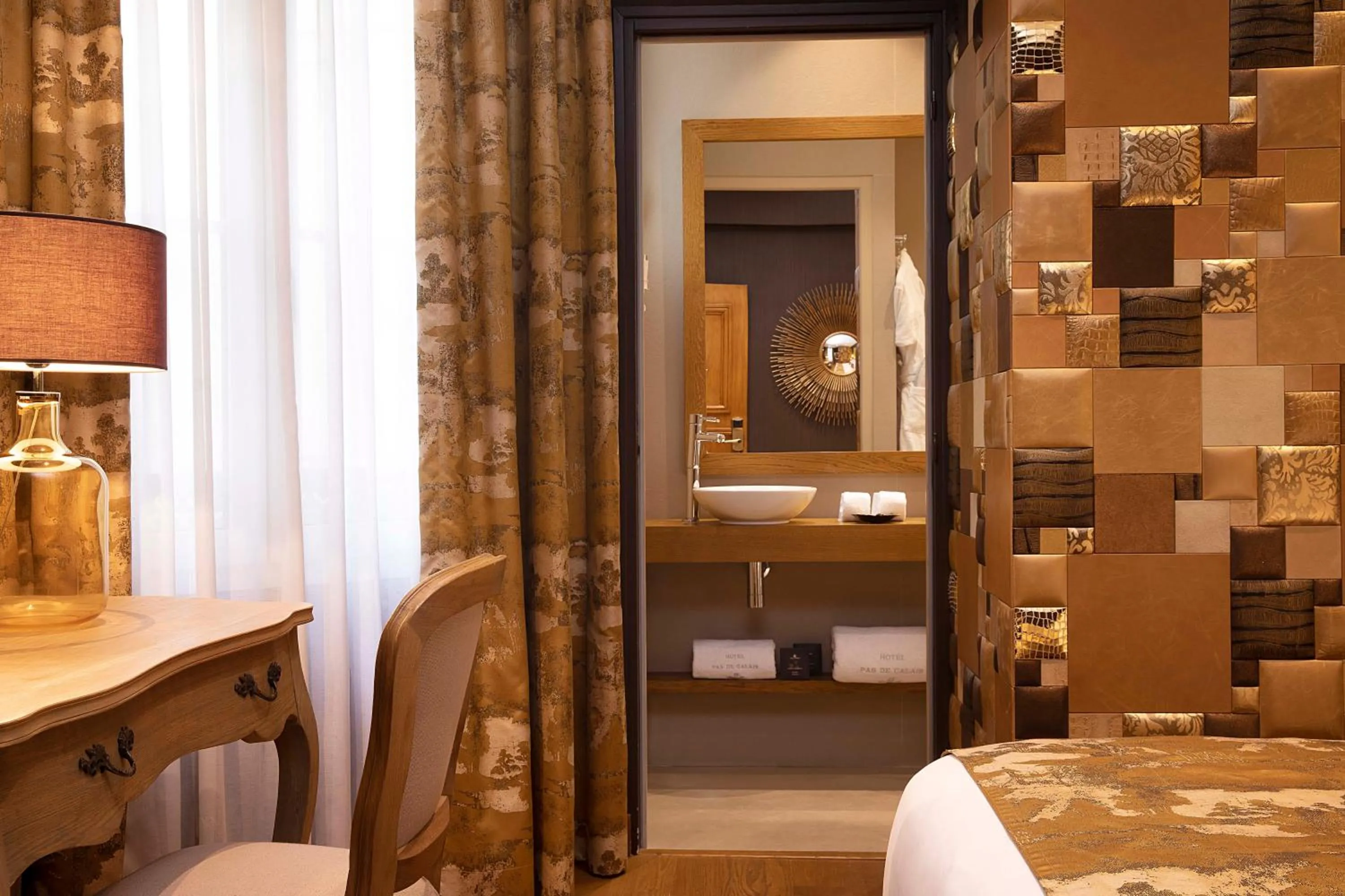 Bathroom, Bed in Hotel Pas De Calais