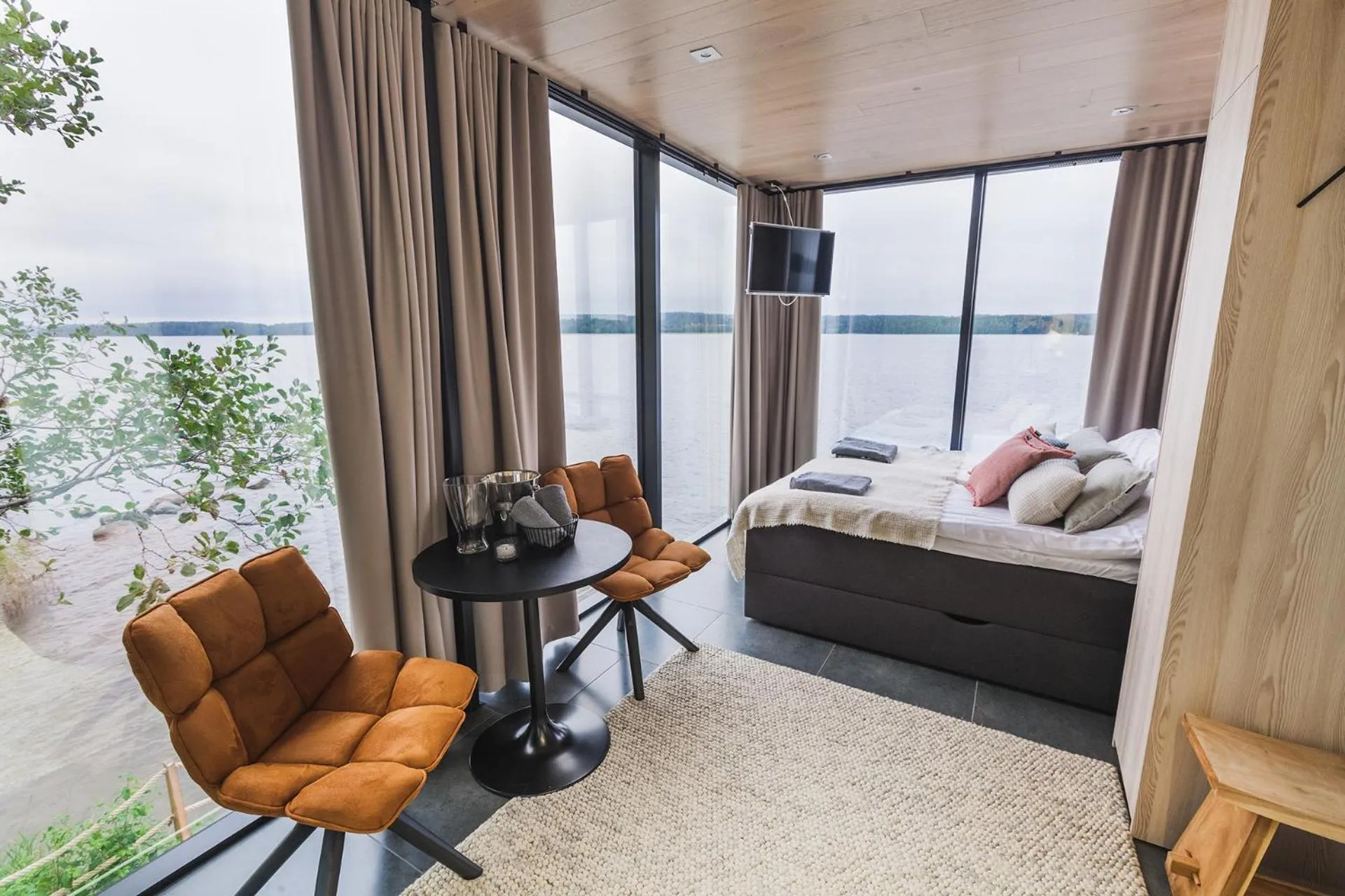 Bed in Lake Hotel Lehmonkärki - Haasi Mirror Houses