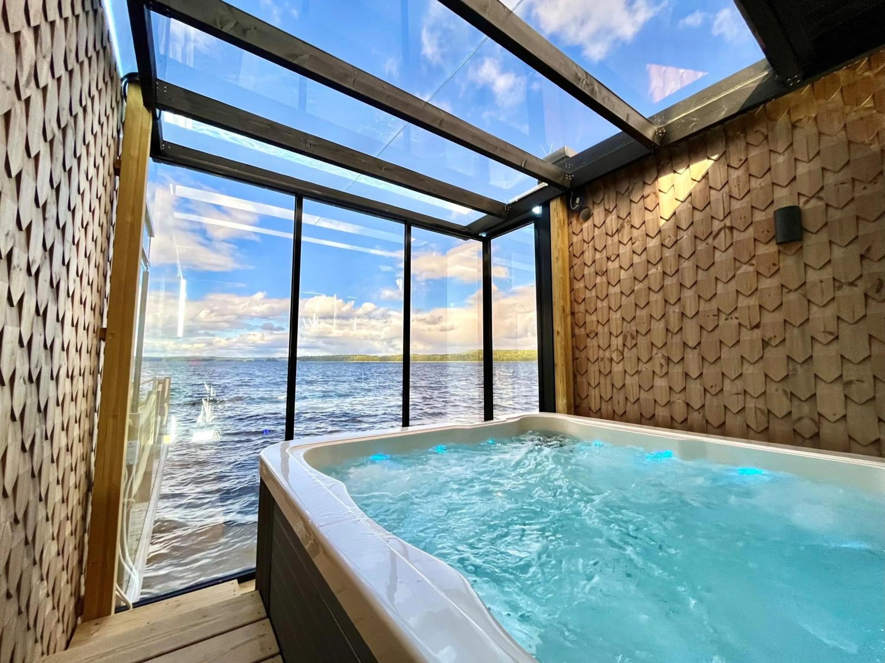 Hot Tub in Lake Hotel Lehmonkärki - Haasi Mirror Houses
