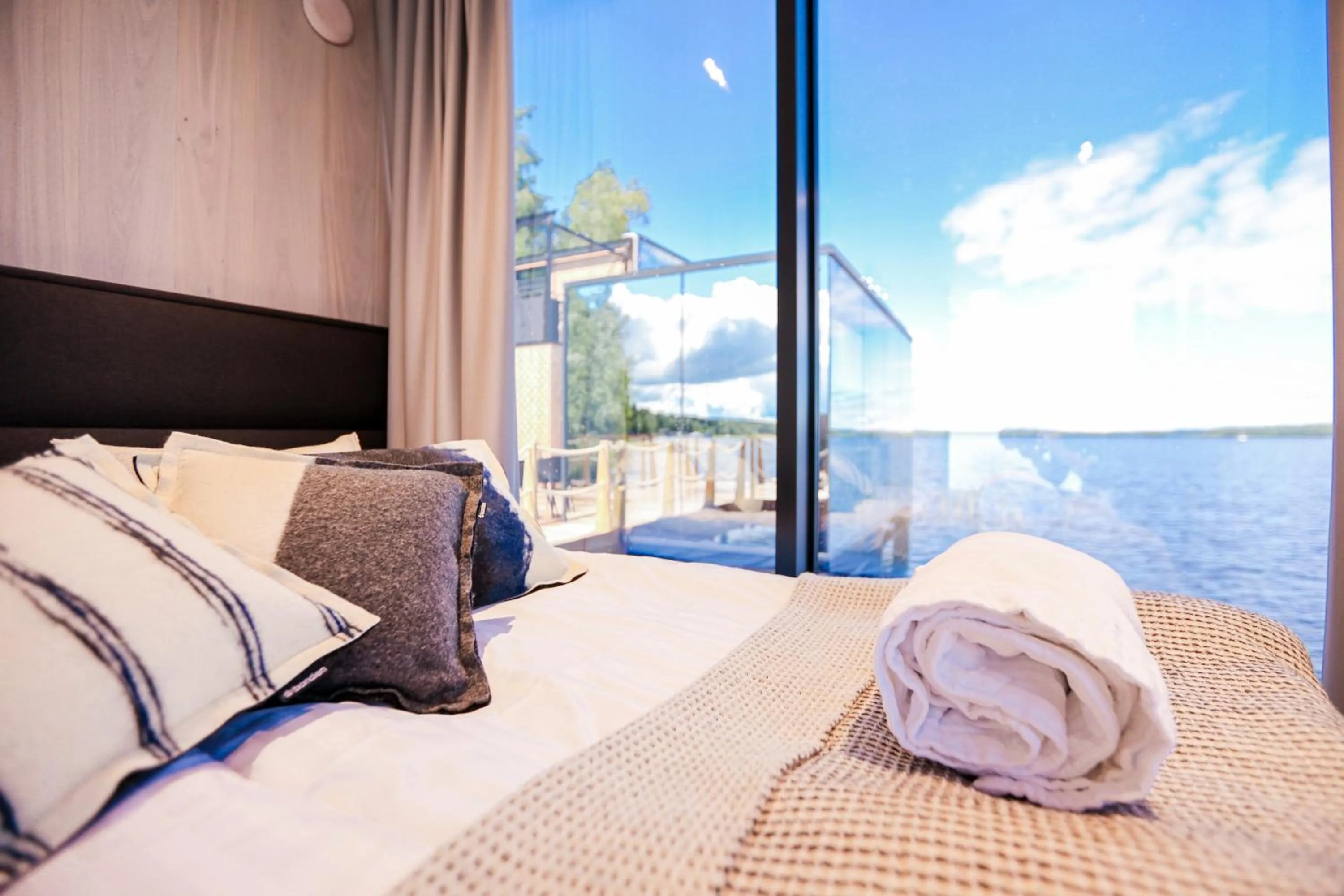 Bed in Lake Hotel Lehmonkärki - Haasi Mirror Houses