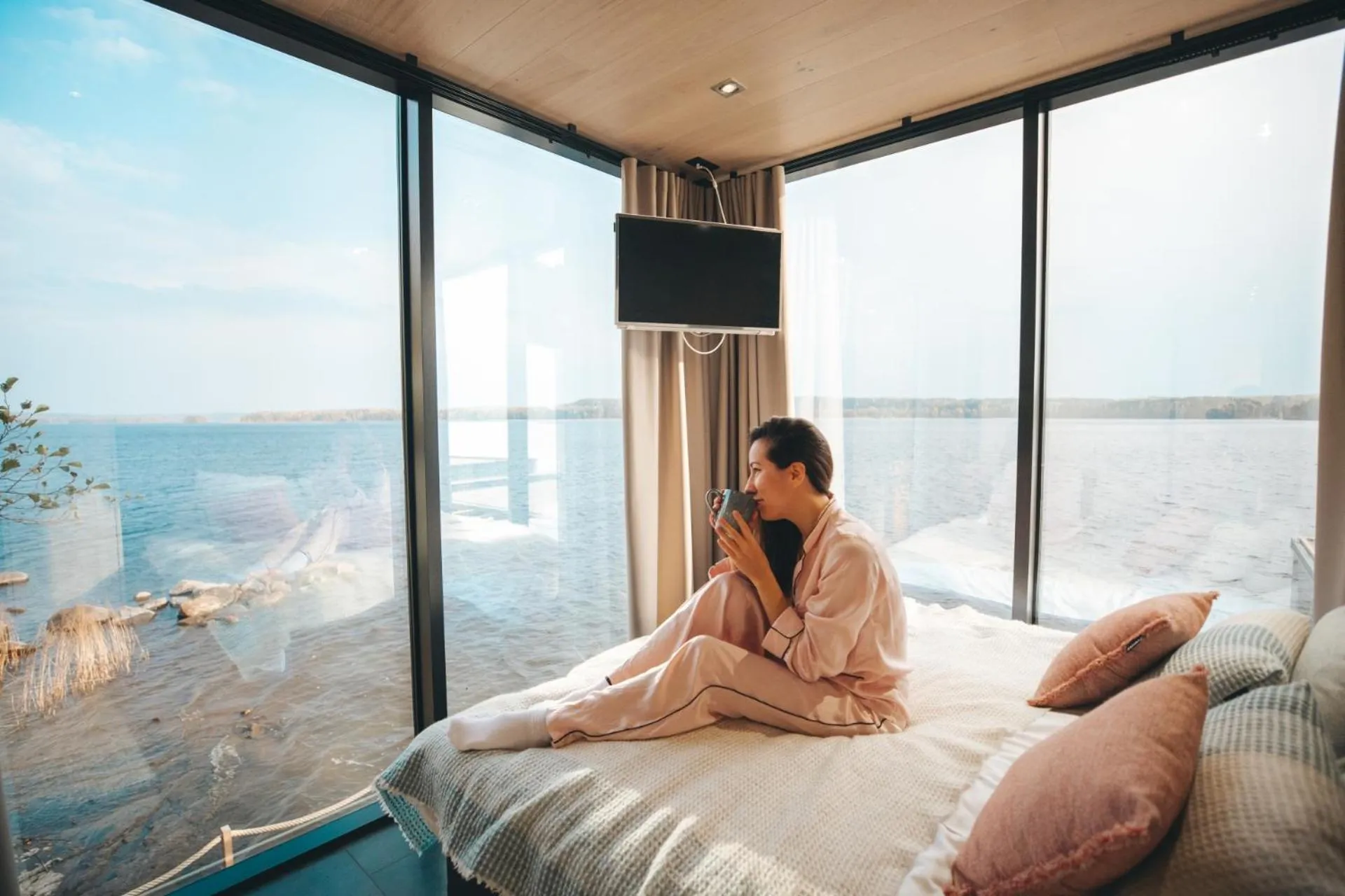 Bed in Lake Hotel Lehmonkärki - Haasi Mirror Houses