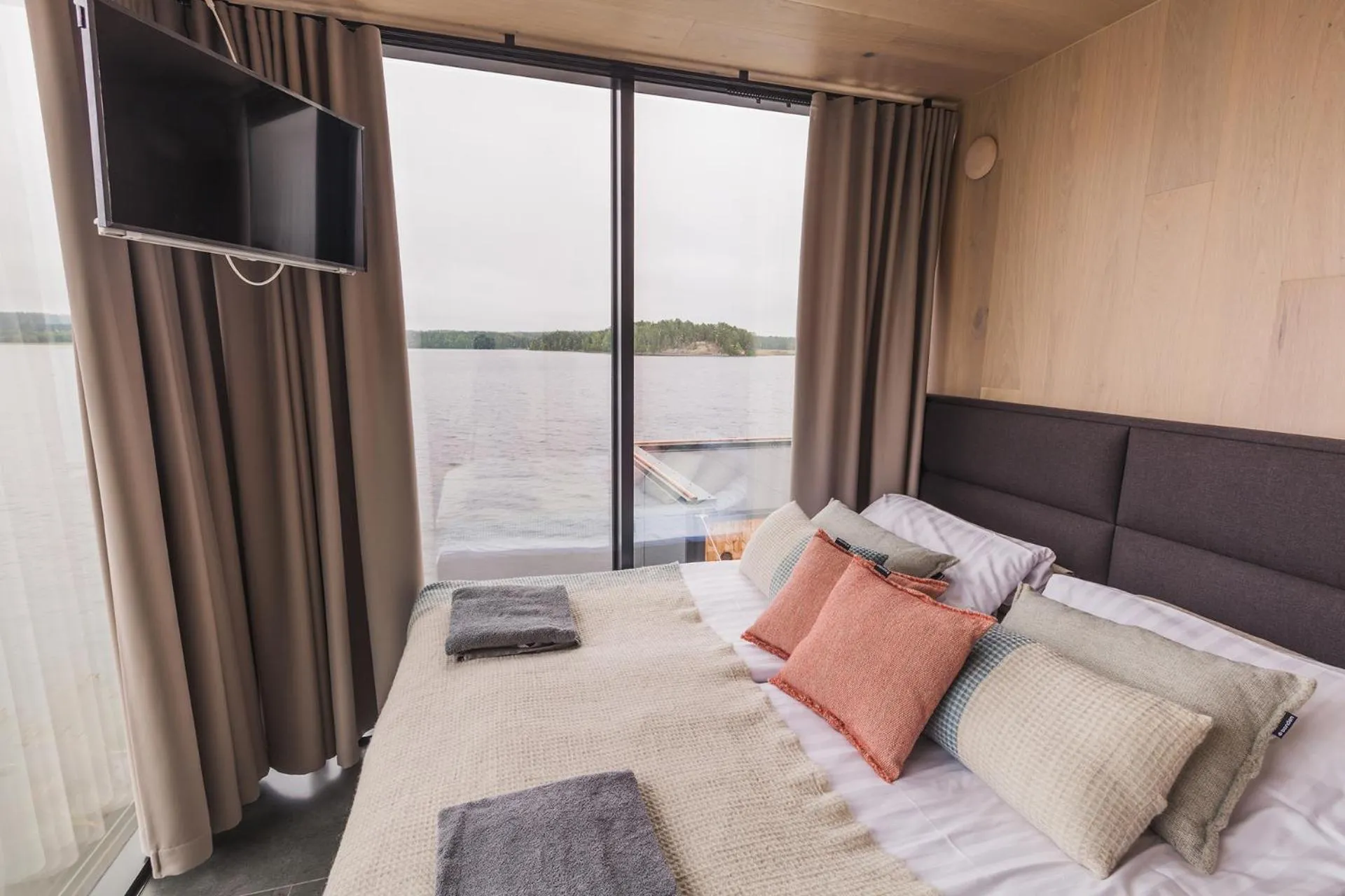 Bed in Lake Hotel Lehmonkärki - Haasi Mirror Houses