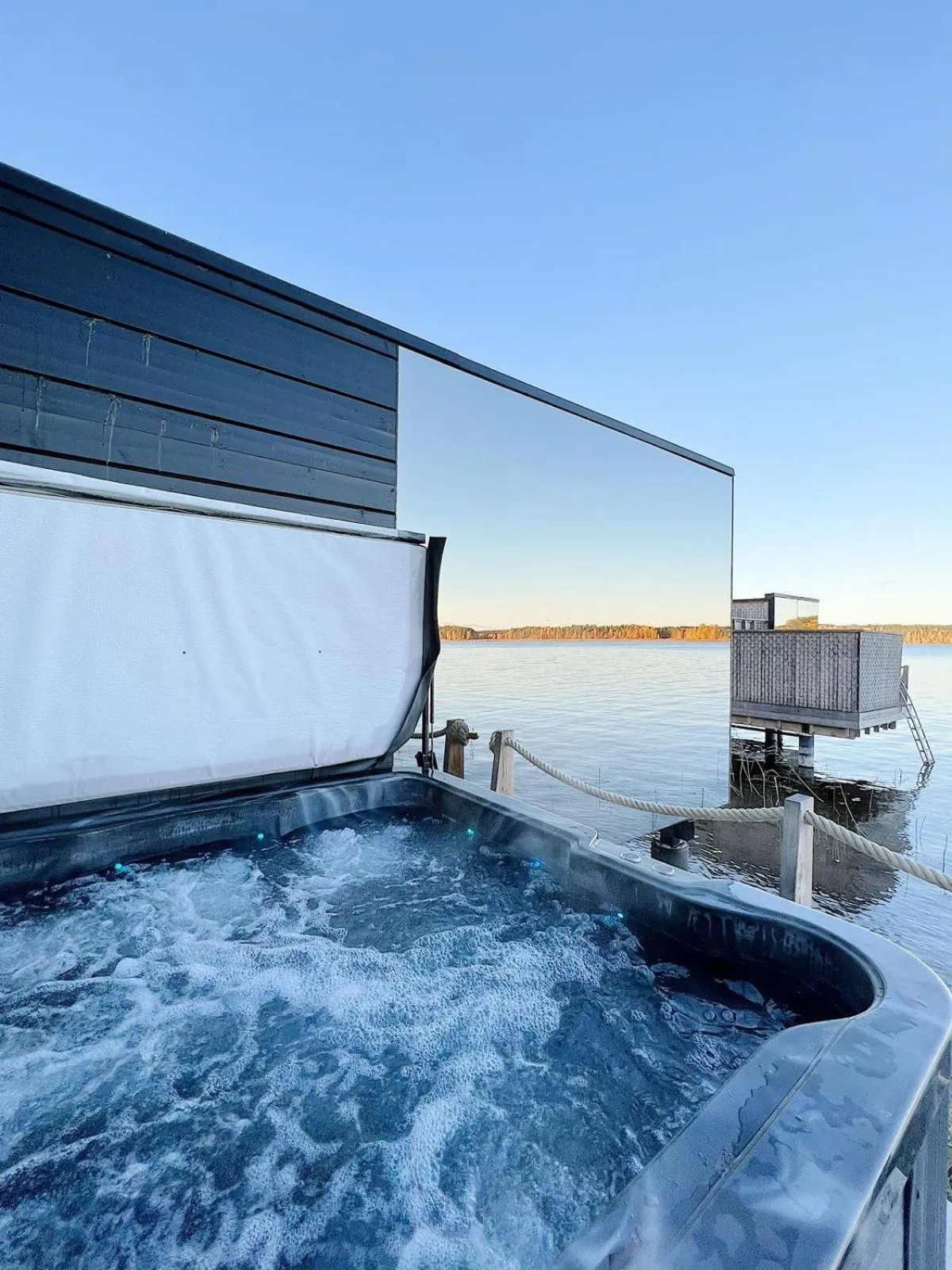 Hot Tub in Lake Hotel Lehmonkärki - Haasi Mirror Houses
