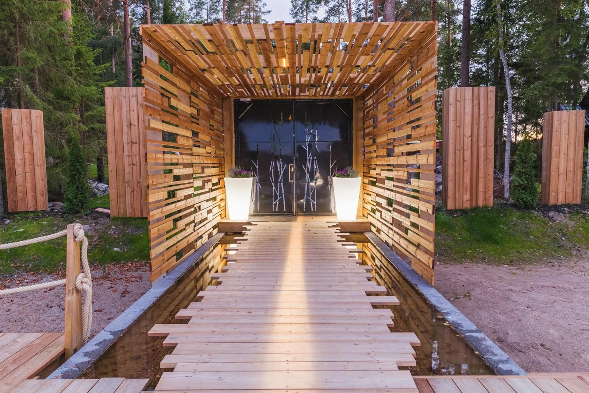 Facade/entrance in Lake Hotel Lehmonkärki - Haasi Mirror Houses