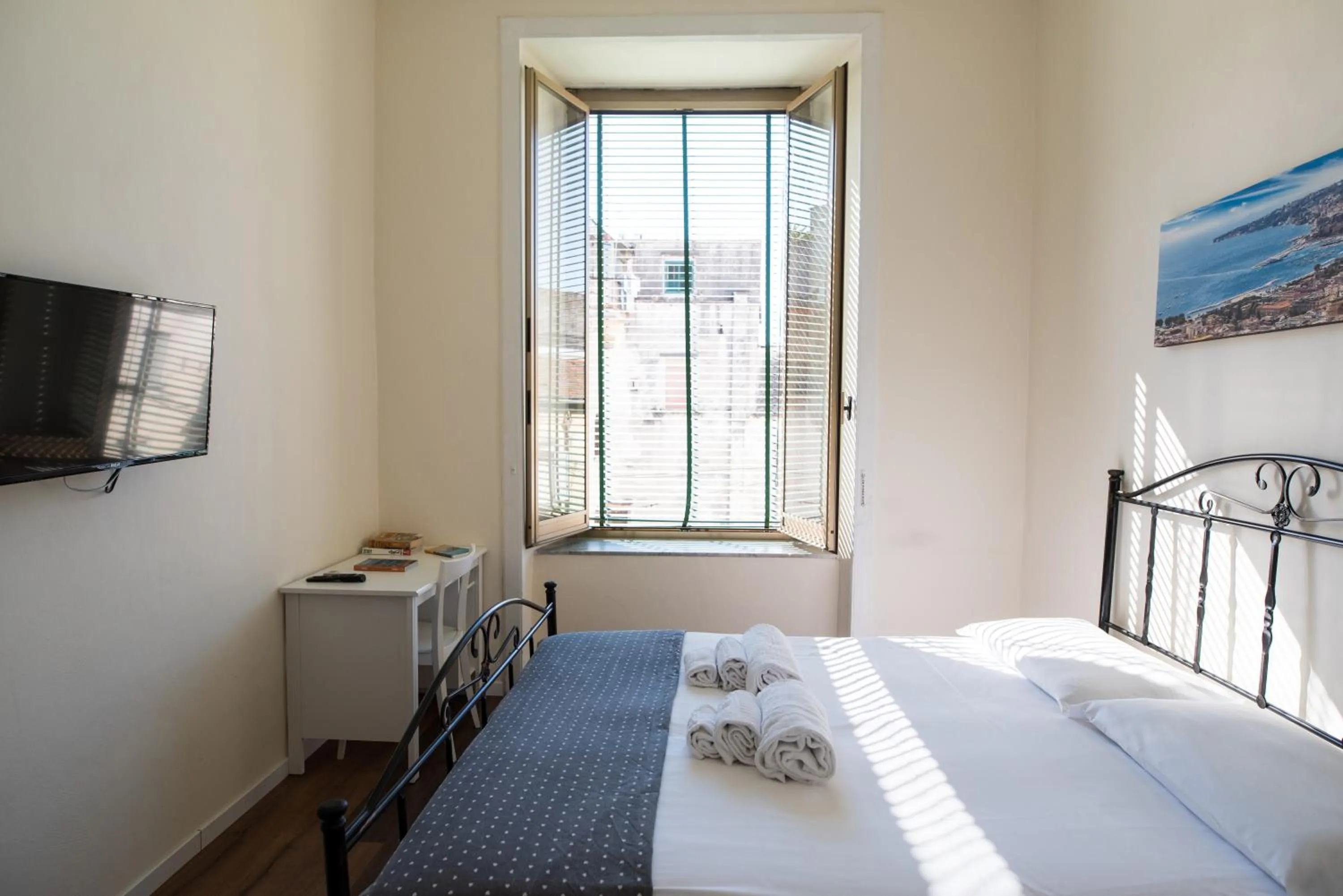 View (from property/room), Bed in Le Stanze del Principe