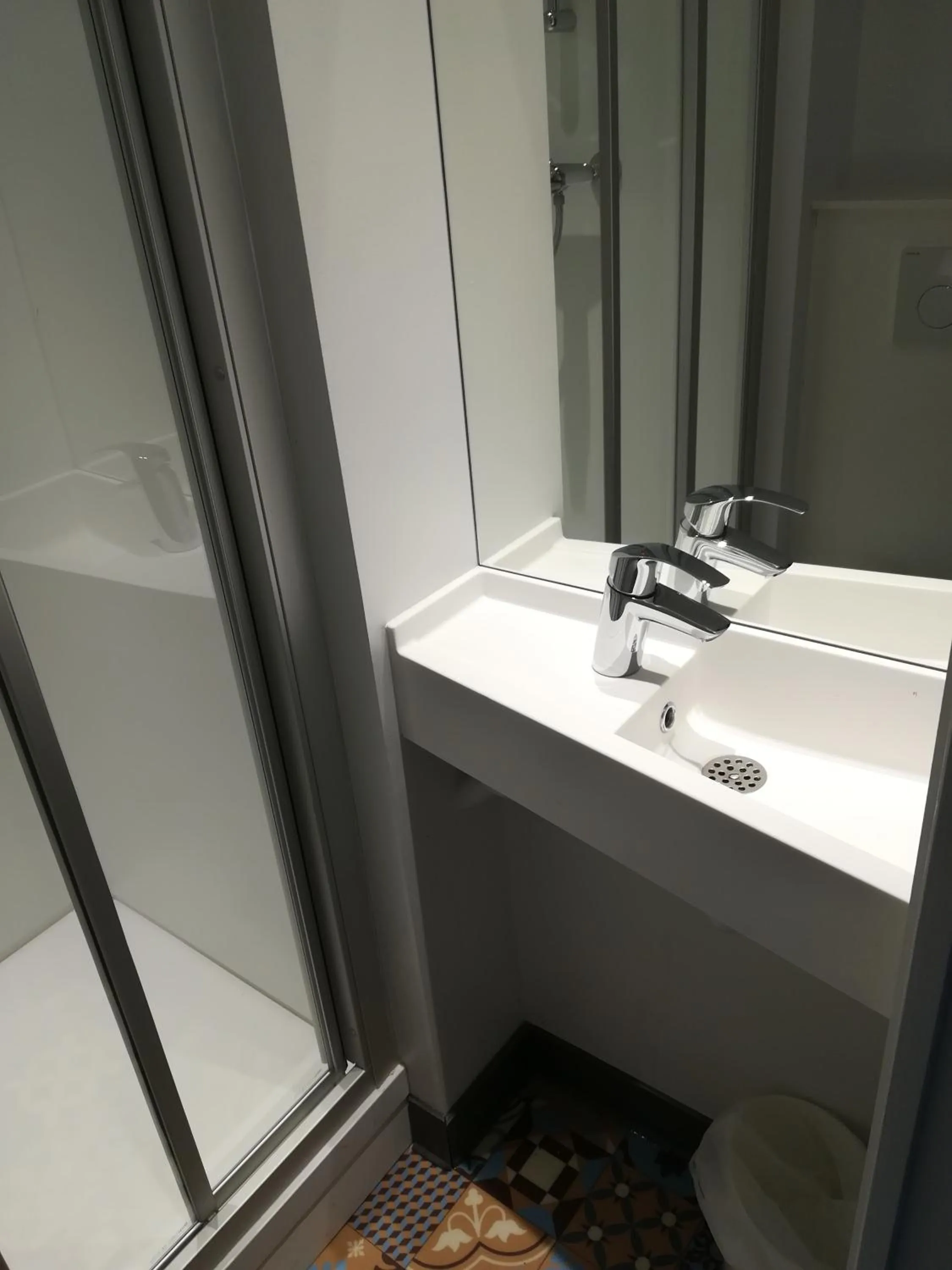 Bathroom in hotelF1 Avignon Centre Courtine gare TGV