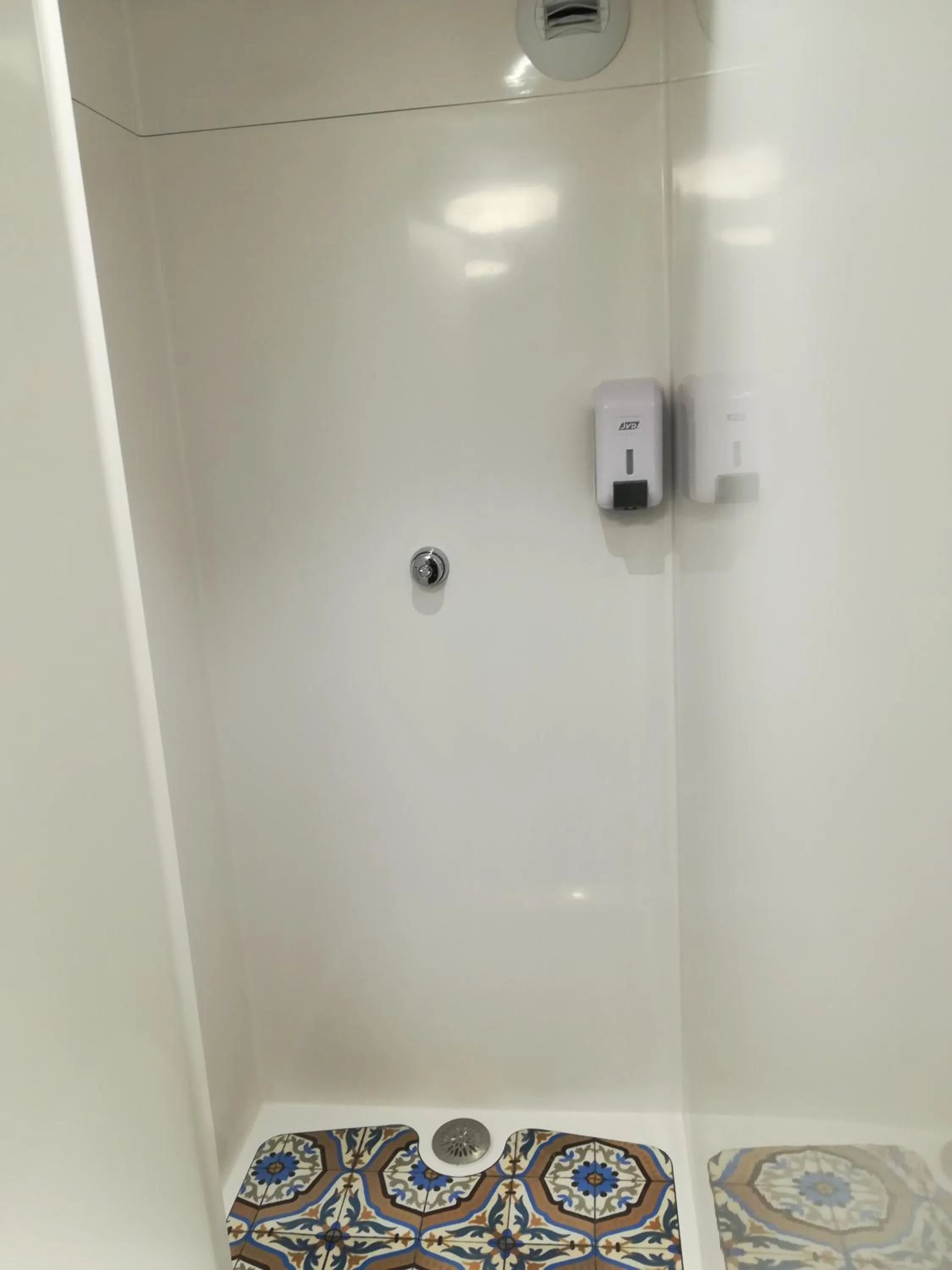 Bathroom in hotelF1 Avignon Centre Courtine gare TGV