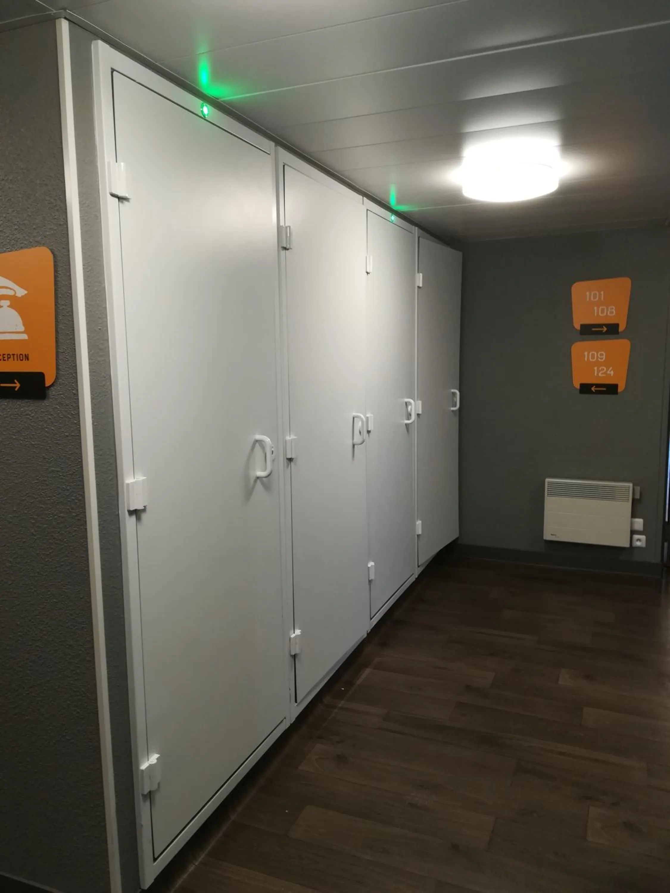 Bathroom in hotelF1 Avignon Centre Courtine gare TGV