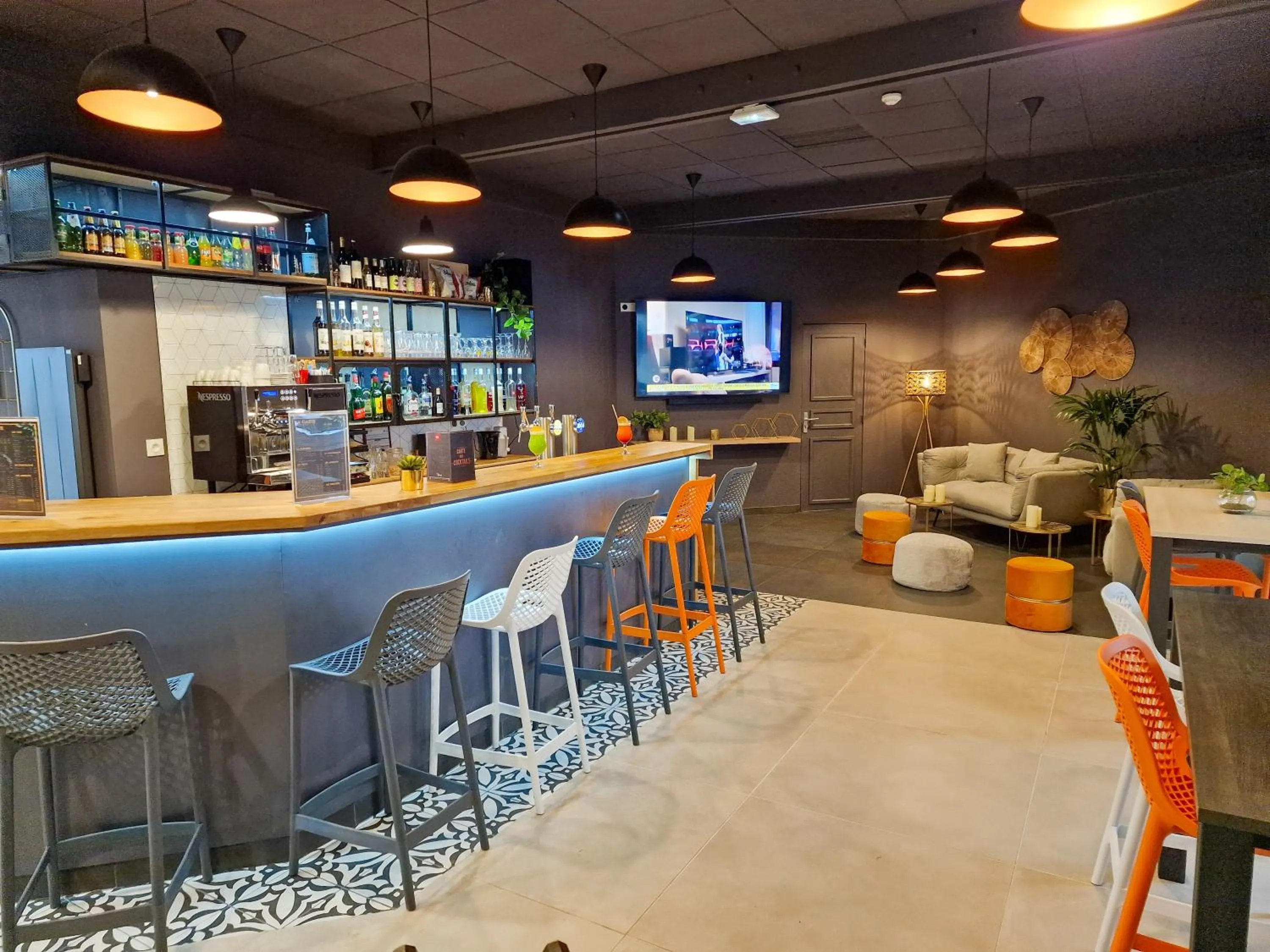 Lounge or bar in ibis Rambouillet