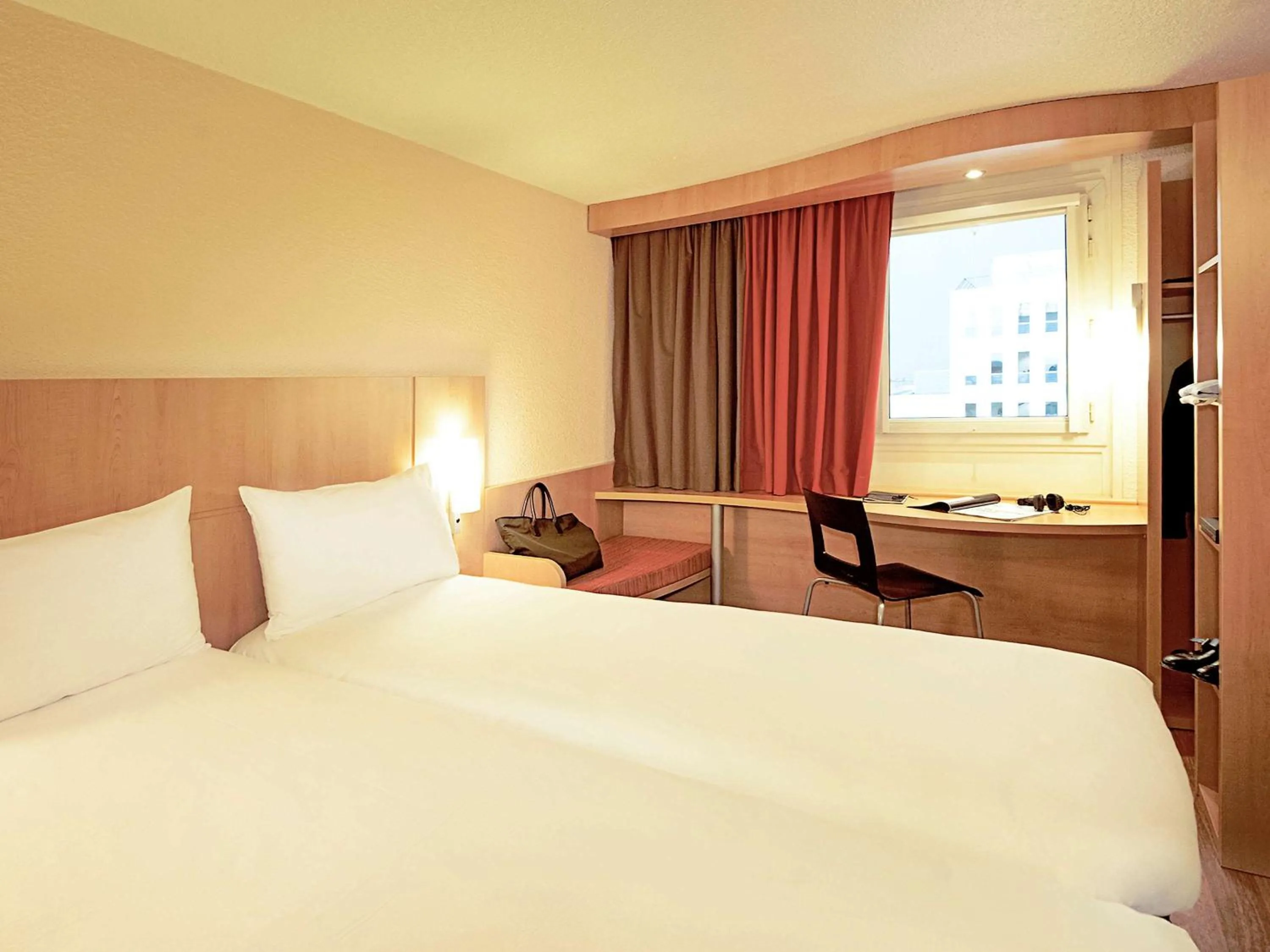 Standard Twin Room in ibis Rambouillet