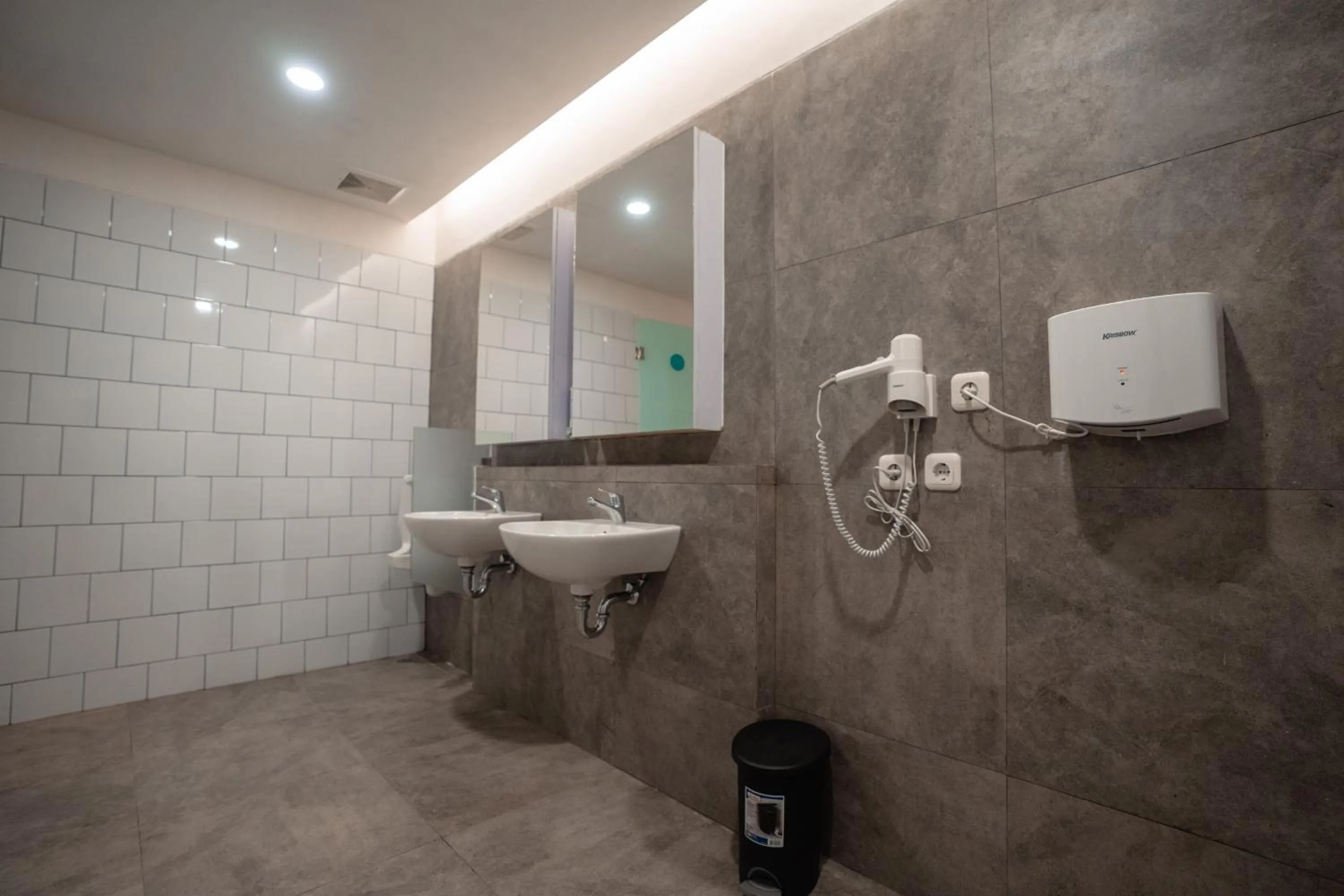 Bathroom in Bobopod Slamet Riyadi, Solo