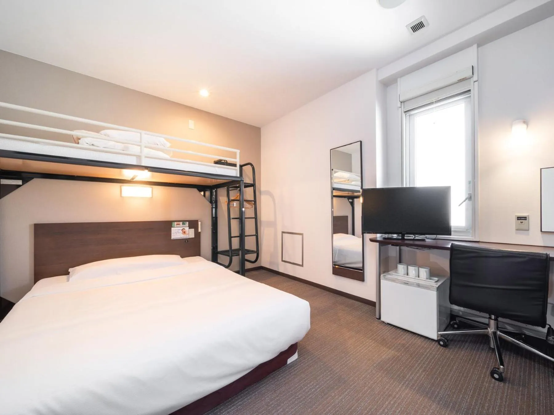 Bed in Super Hotel JR Fujiekimae Kinenkan