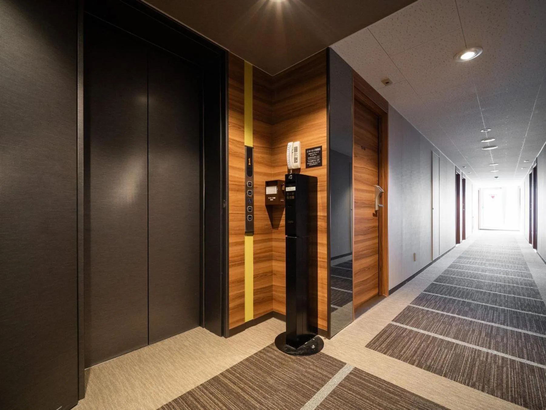 elevator in Super Hotel JR Fujiekimae Kinenkan