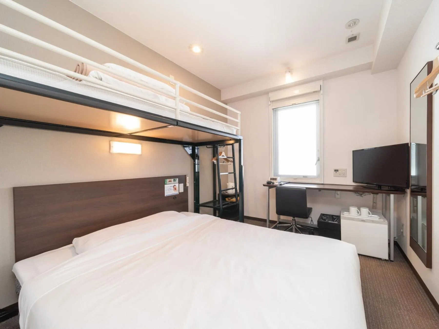 Bed in Super Hotel JR Fujiekimae Kinenkan