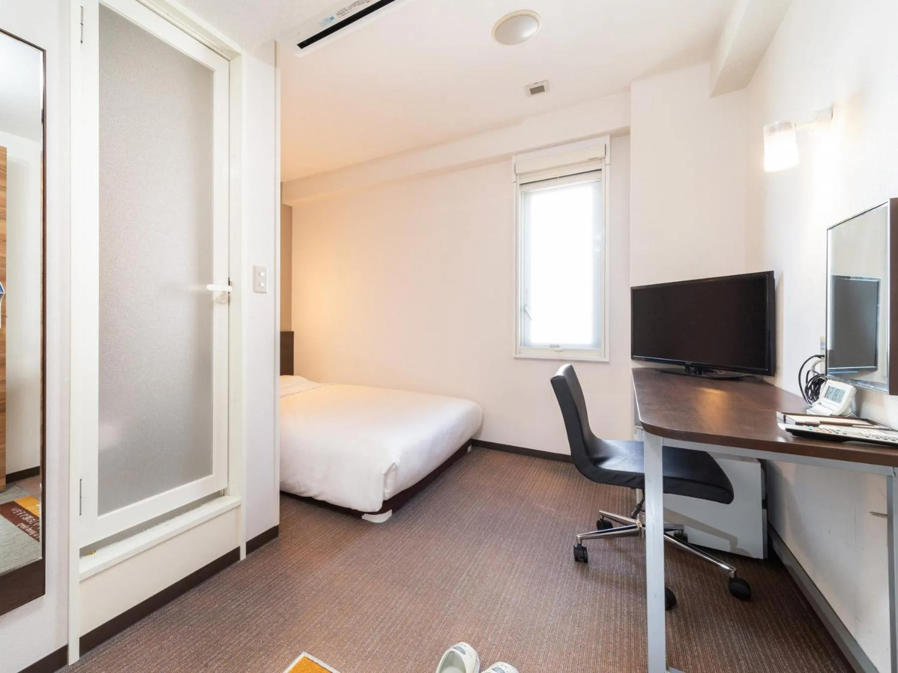 Bed in Super Hotel JR Fujiekimae Kinenkan