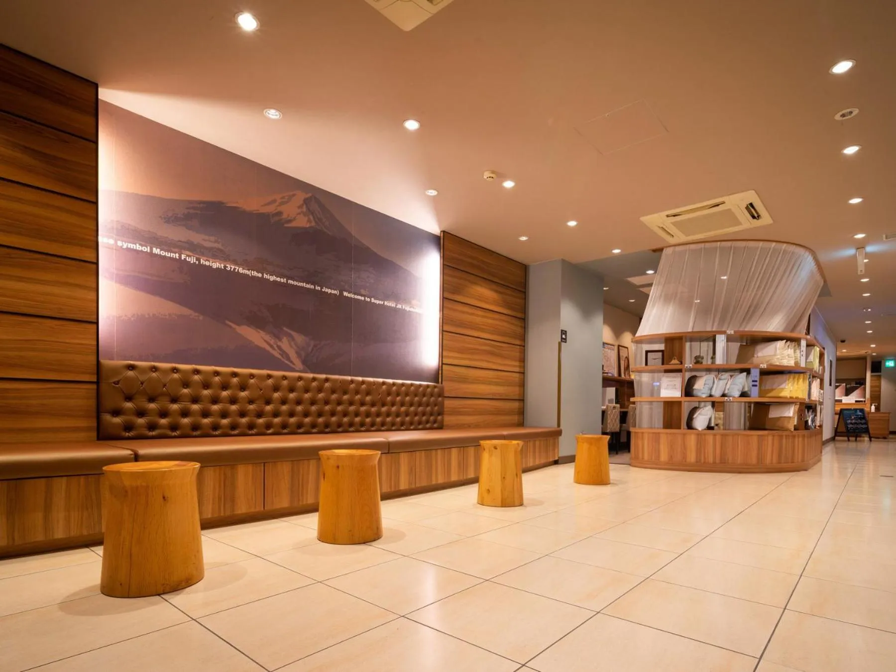 Seating area in Super Hotel JR Fujiekimae Kinenkan