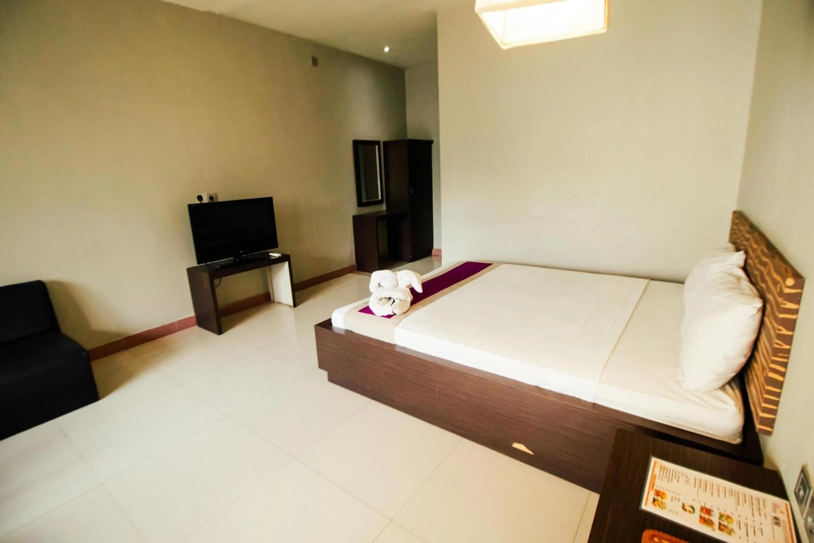 Communal lounge/ TV room, Bed in Bidari Hotel Lombok