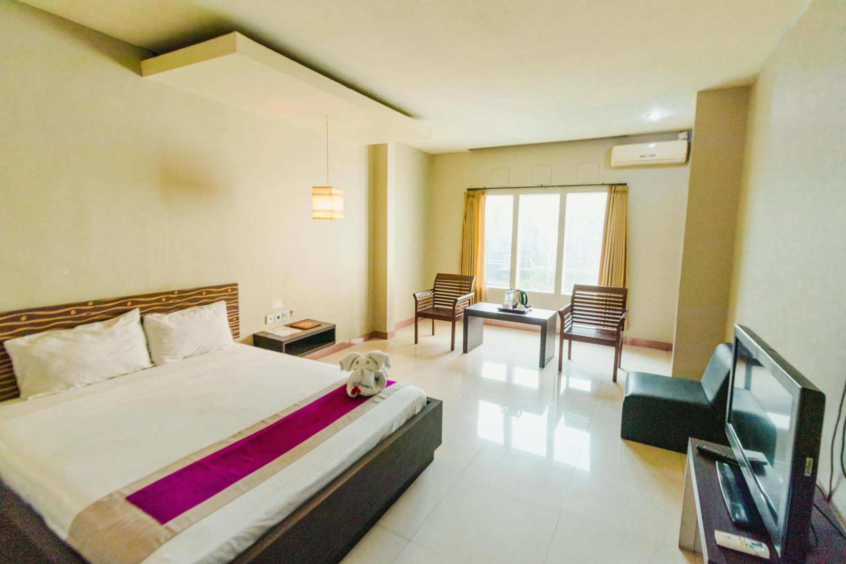 Communal lounge/ TV room, Bed in Bidari Hotel Lombok