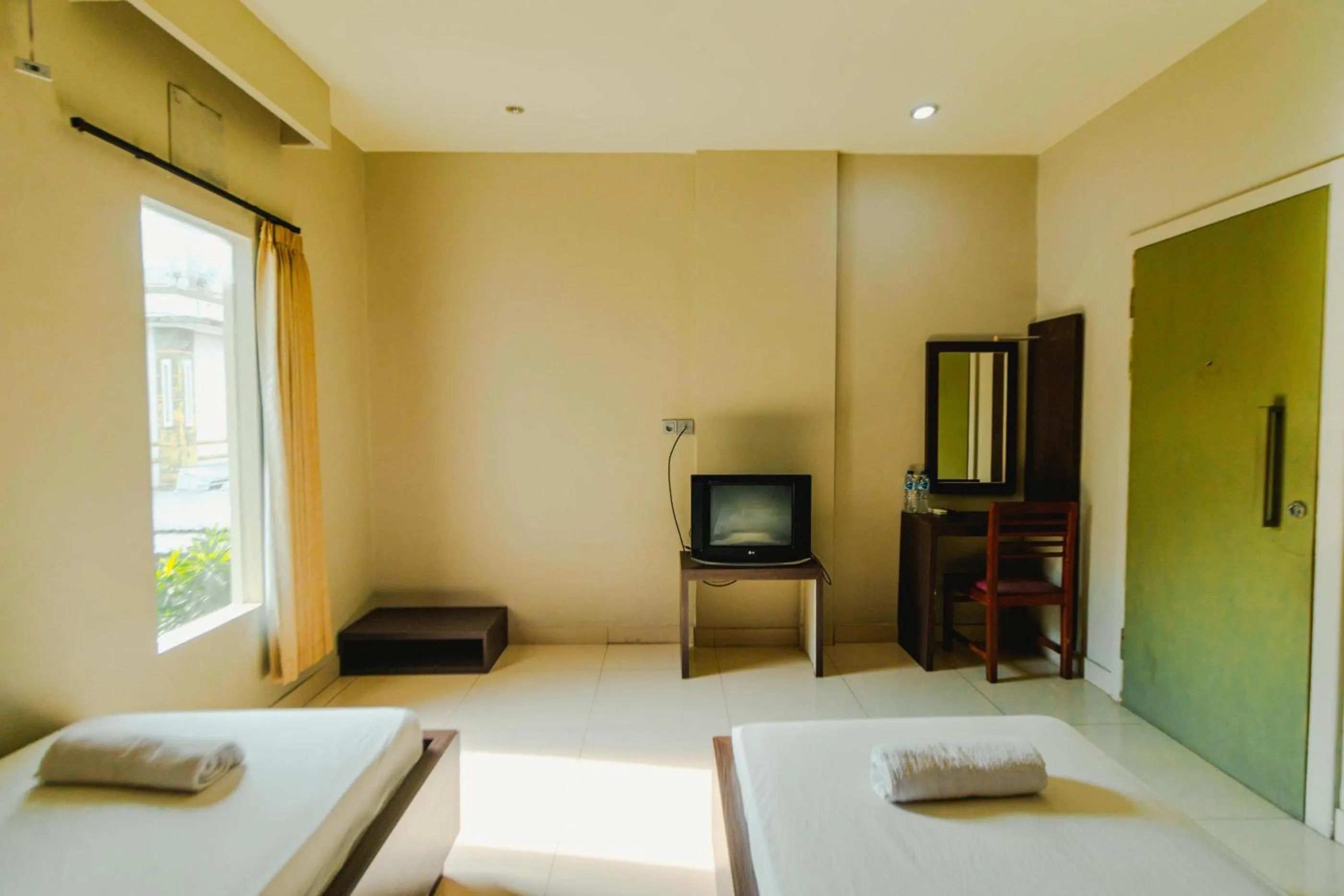 Communal lounge/ TV room, Bed in Bidari Hotel Lombok