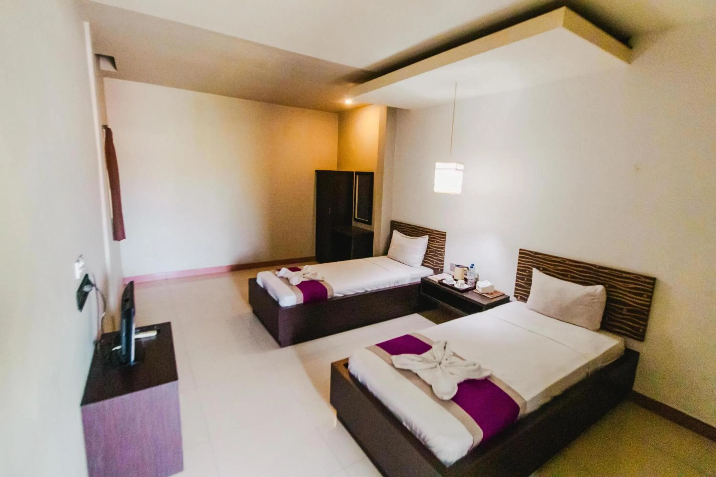 Communal lounge/ TV room, Bed in Bidari Hotel Lombok