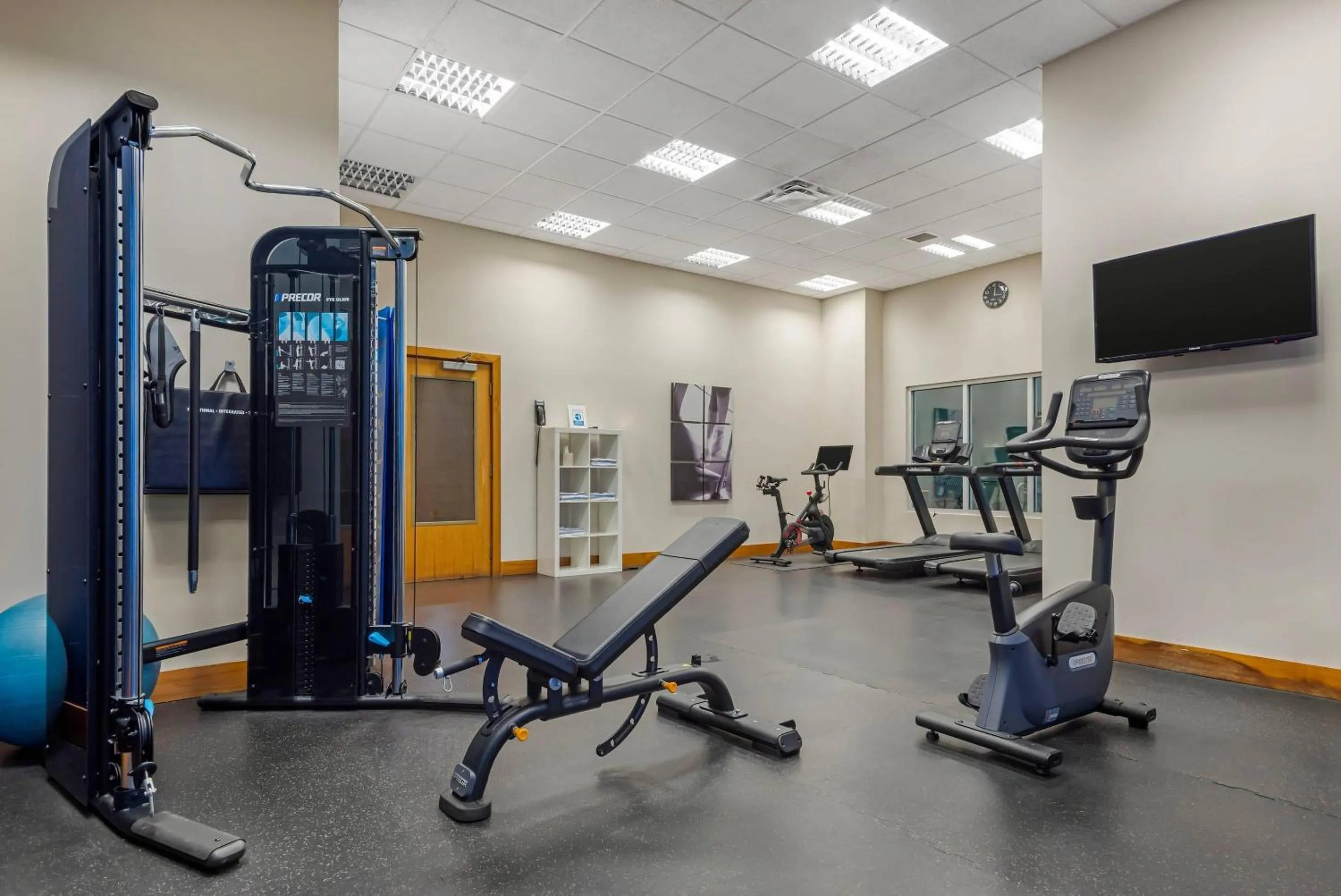 Fitness centre/facilities in Radisson Hotel & Conference Centre Calgary Airport