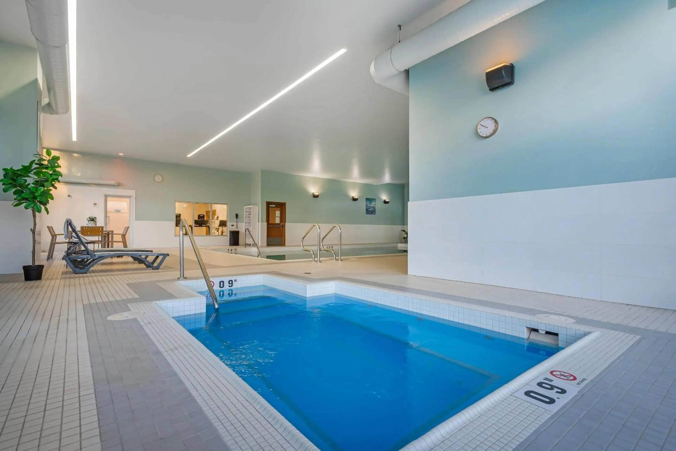 Swimming pool in Radisson Hotel & Conference Centre Calgary Airport