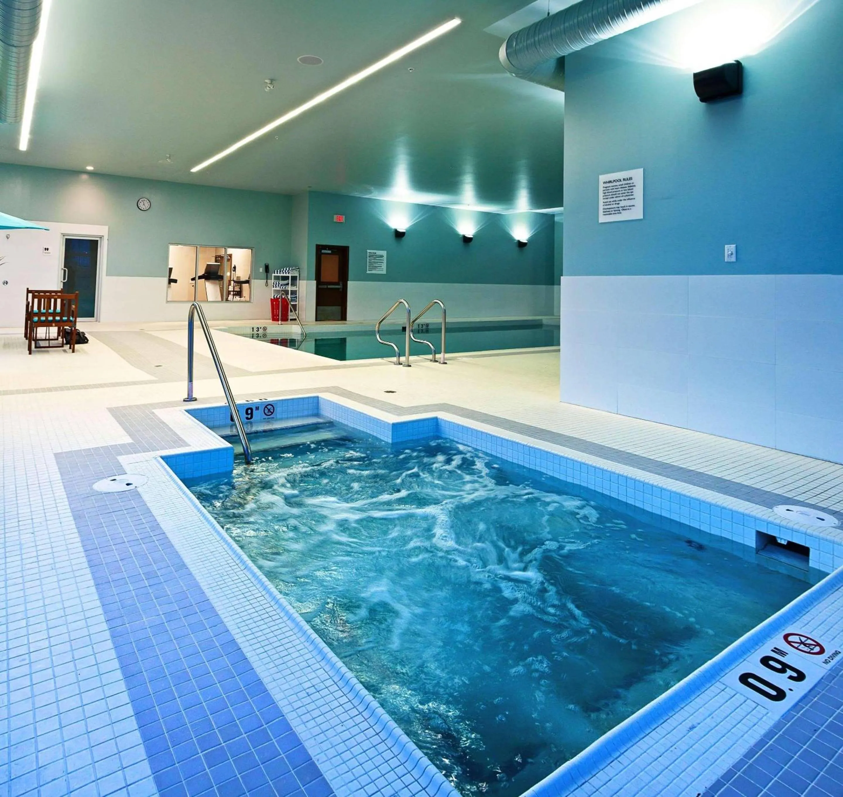 Swimming pool in Radisson Hotel & Conference Centre Calgary Airport