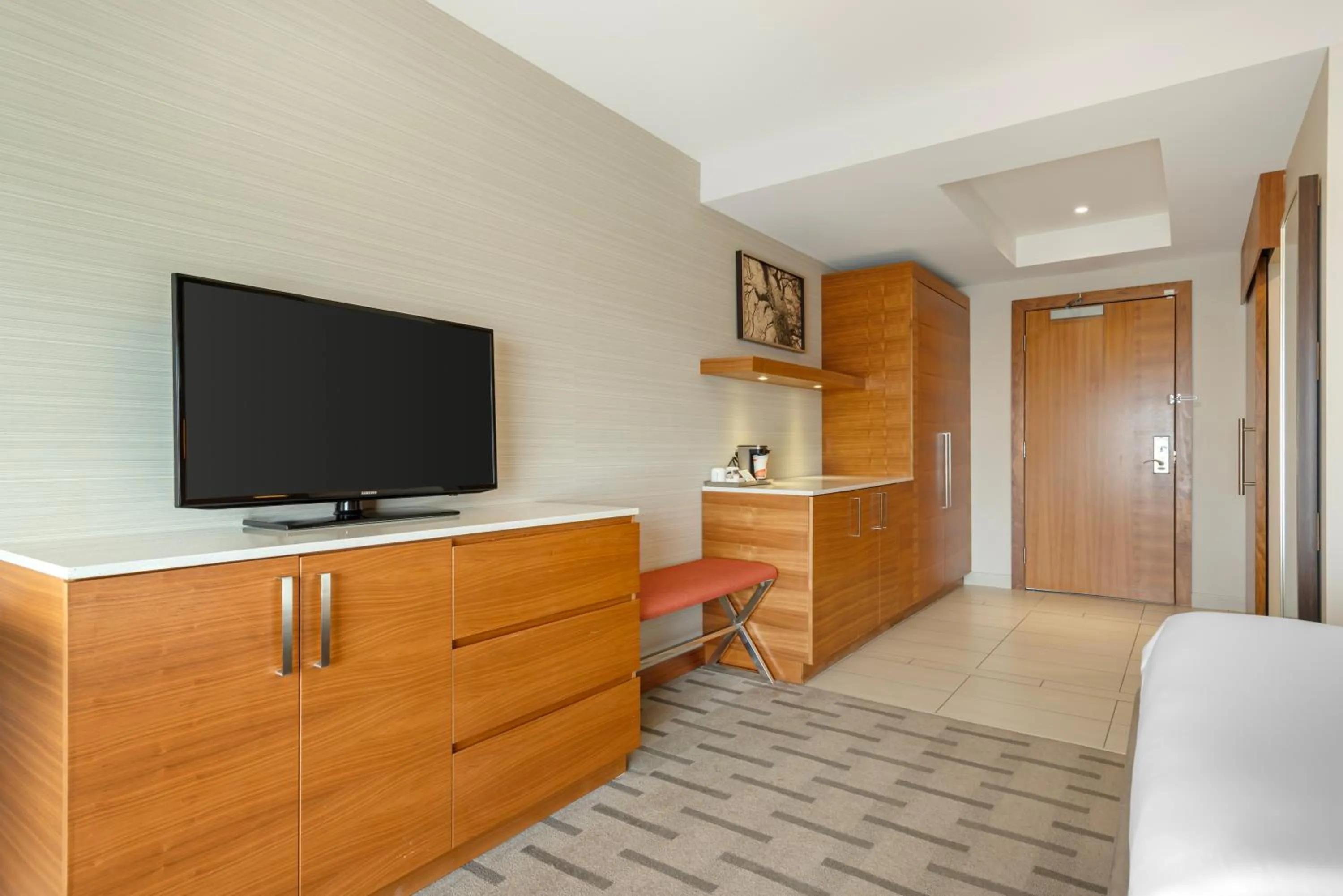 TV and multimedia, Bed in Radisson Hotel & Conference Centre Calgary Airport