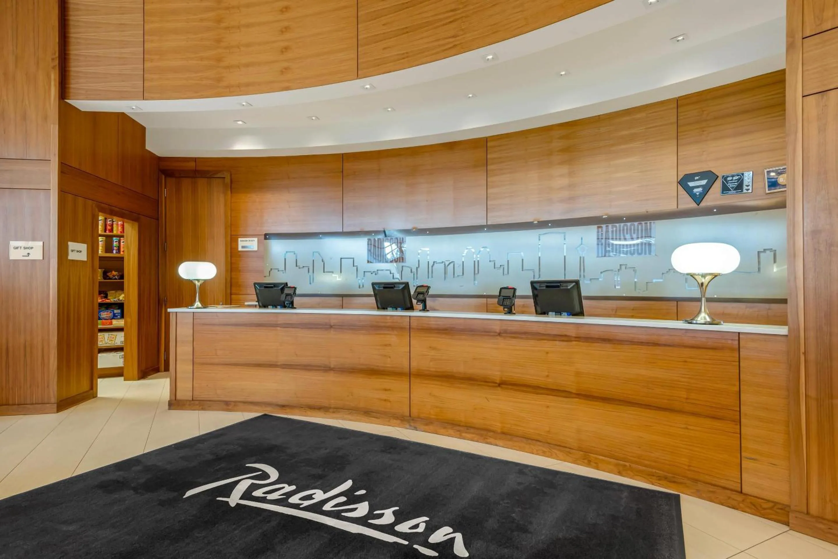 Lobby or reception in Radisson Hotel & Conference Centre Calgary Airport