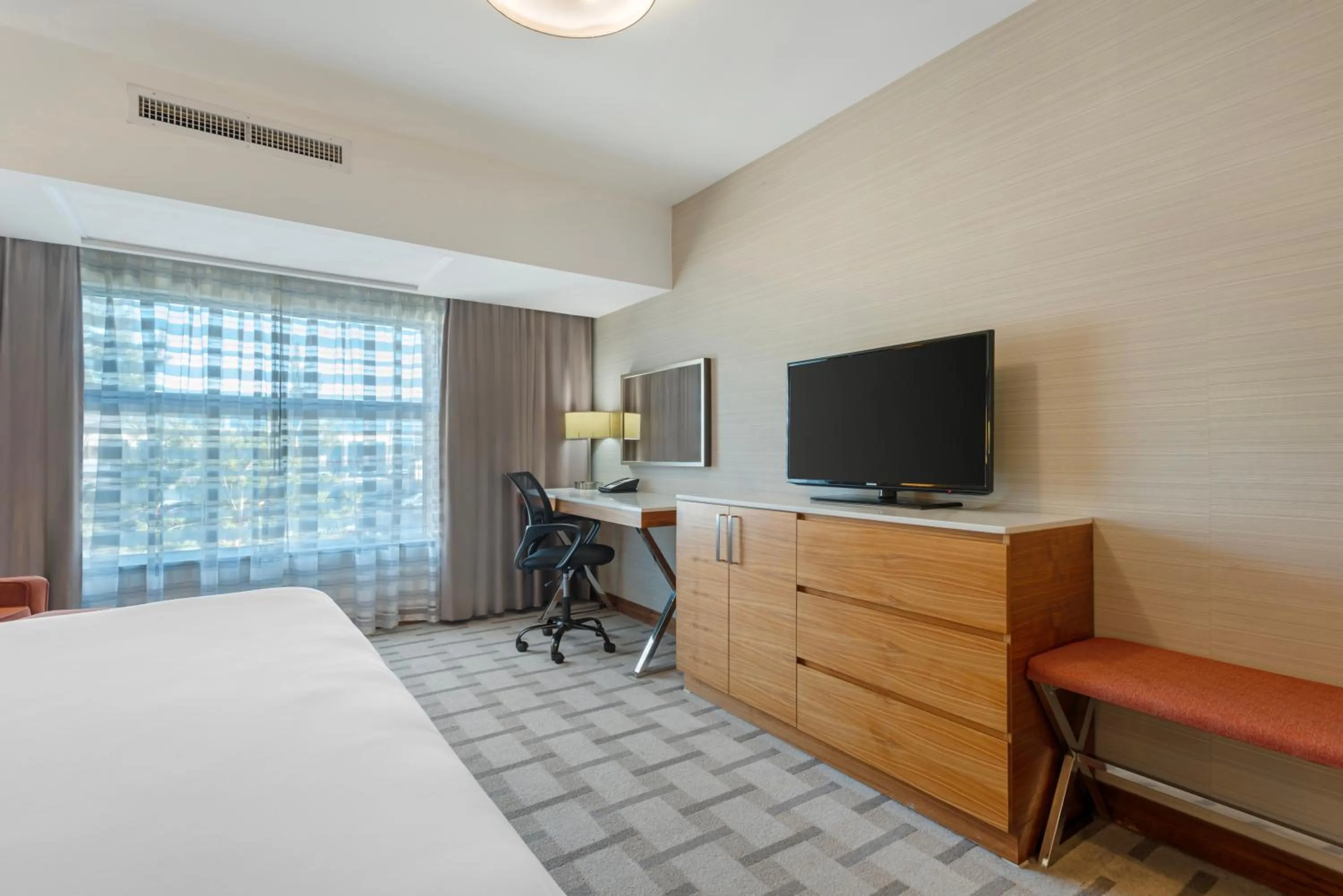 TV and multimedia, Bed in Radisson Hotel & Conference Centre Calgary Airport