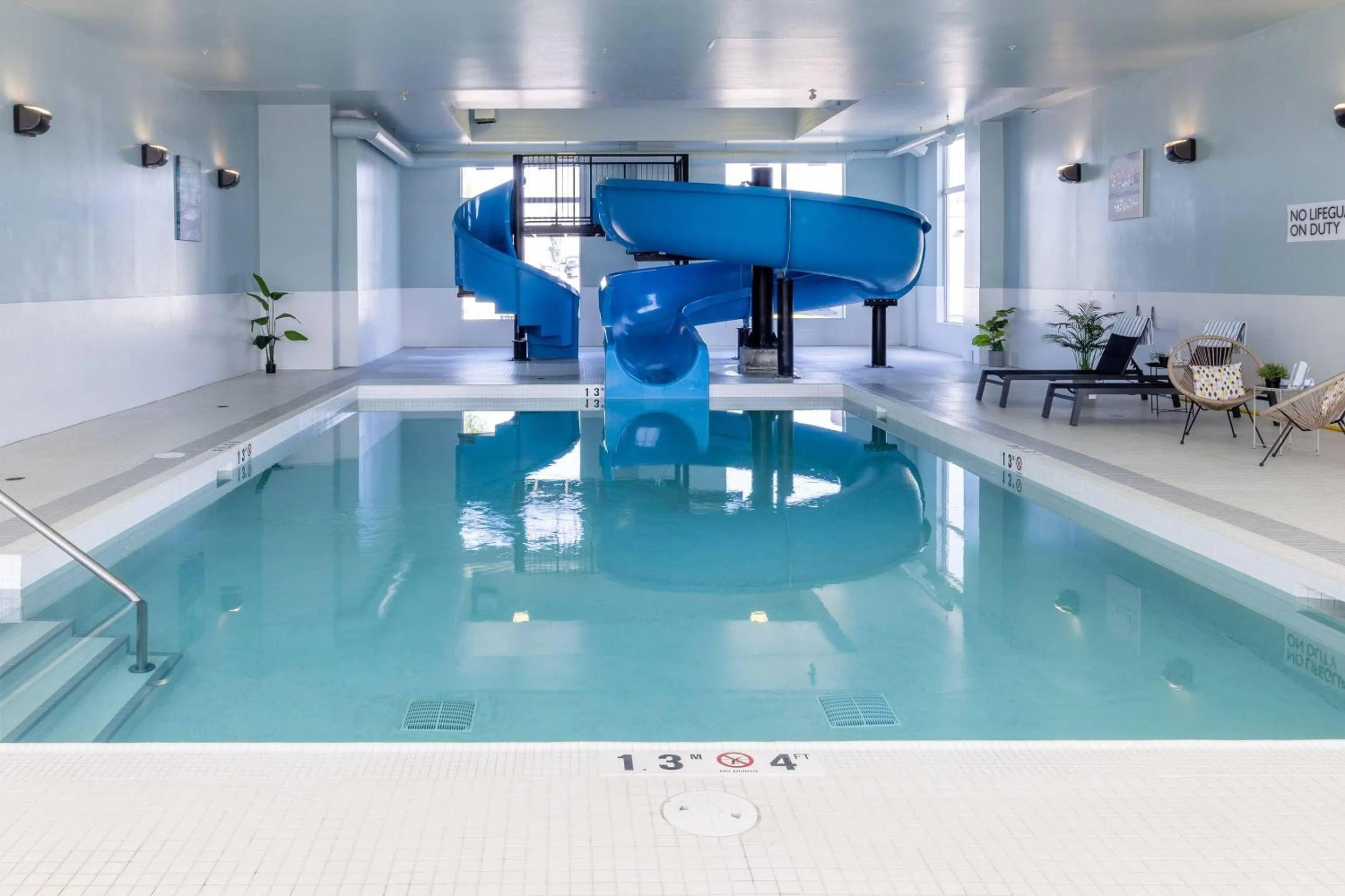 Swimming pool in Radisson Hotel & Conference Centre Calgary Airport