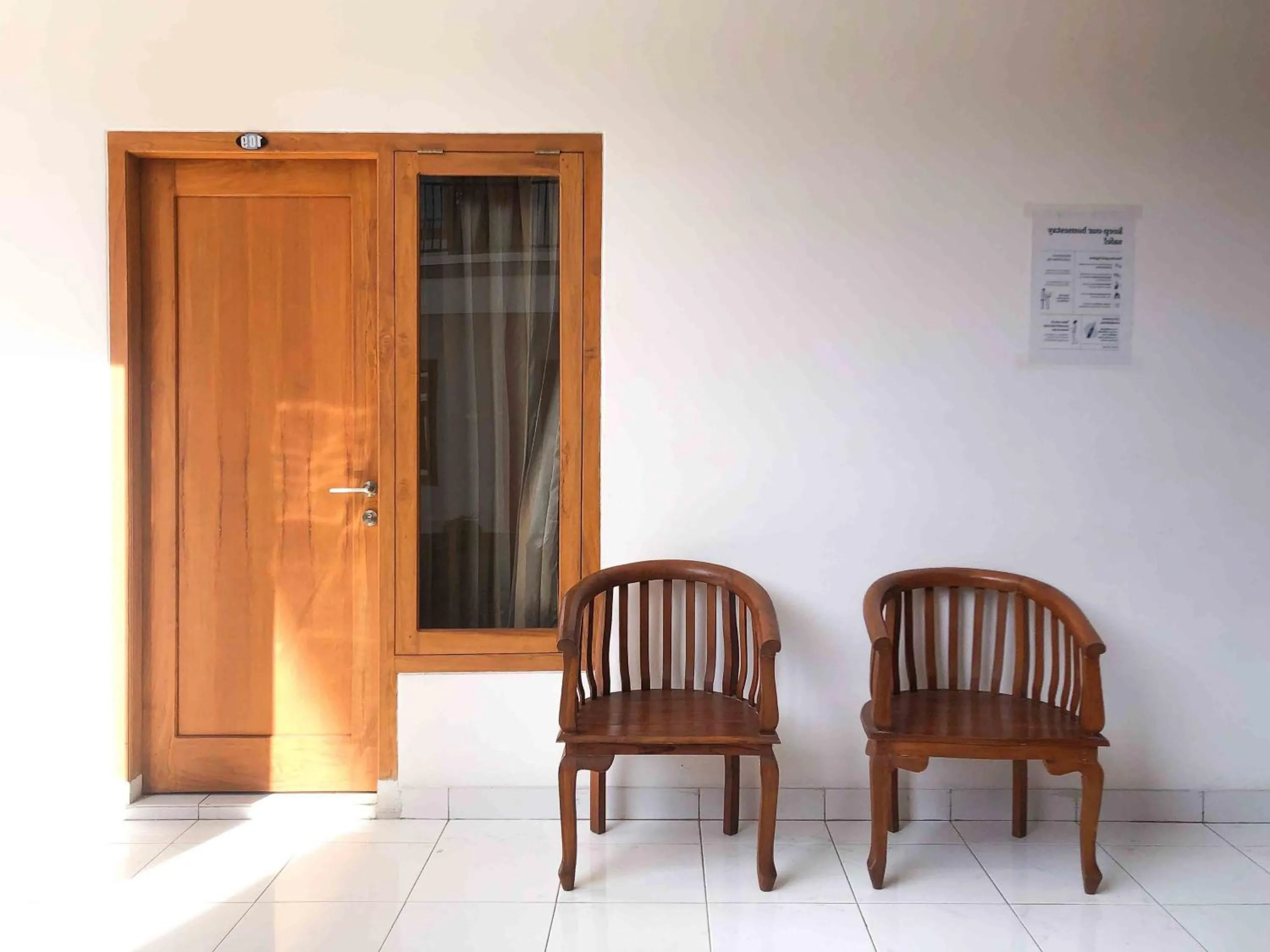 Seating area in Sofia Residence Syariah Mitra RedDoorz