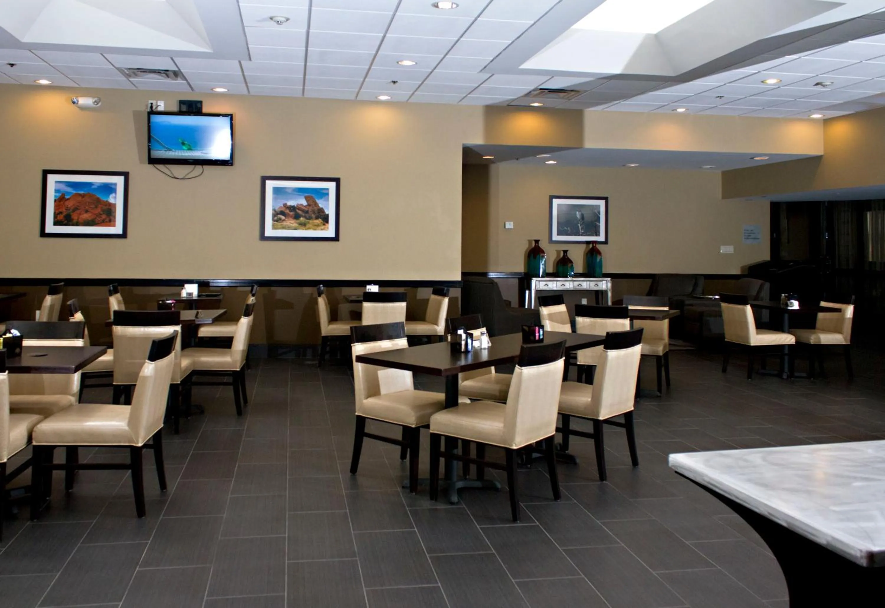 Restaurant/places to eat in Wyndham Garden Texarkana