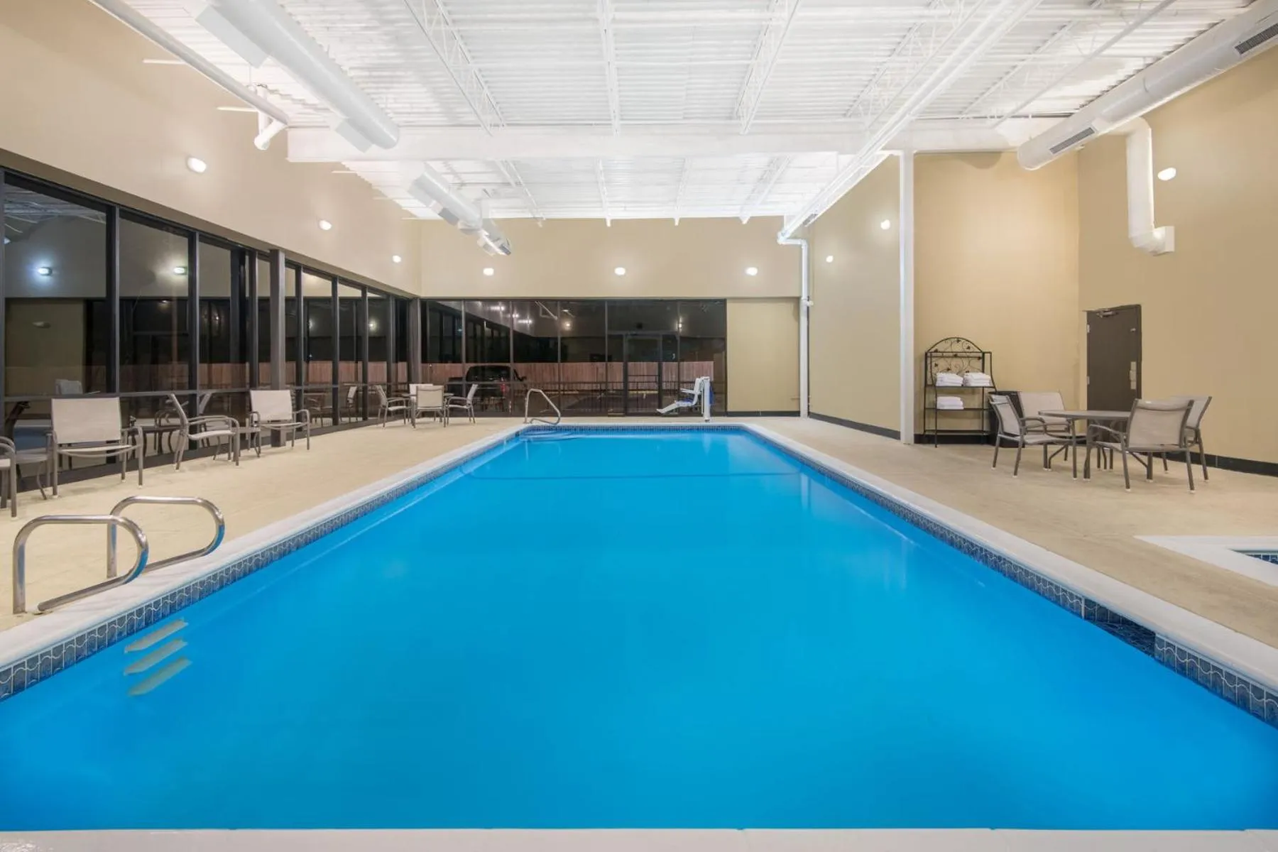 Swimming pool in Wyndham Garden Texarkana